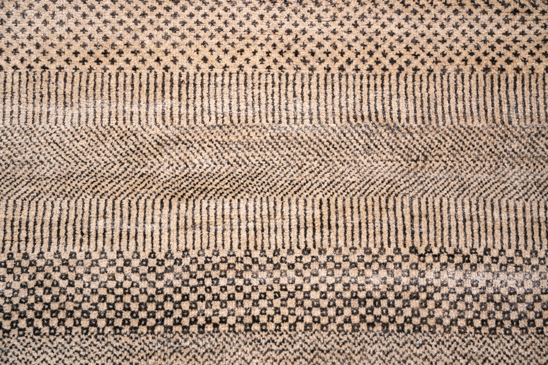 Handknotted Carpet, DIA - 111 MCN, Natural & Black
