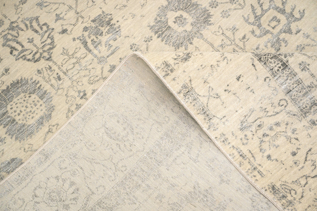 Handknotted Carpet, DIA: 662 VASE 3, Silver & Black