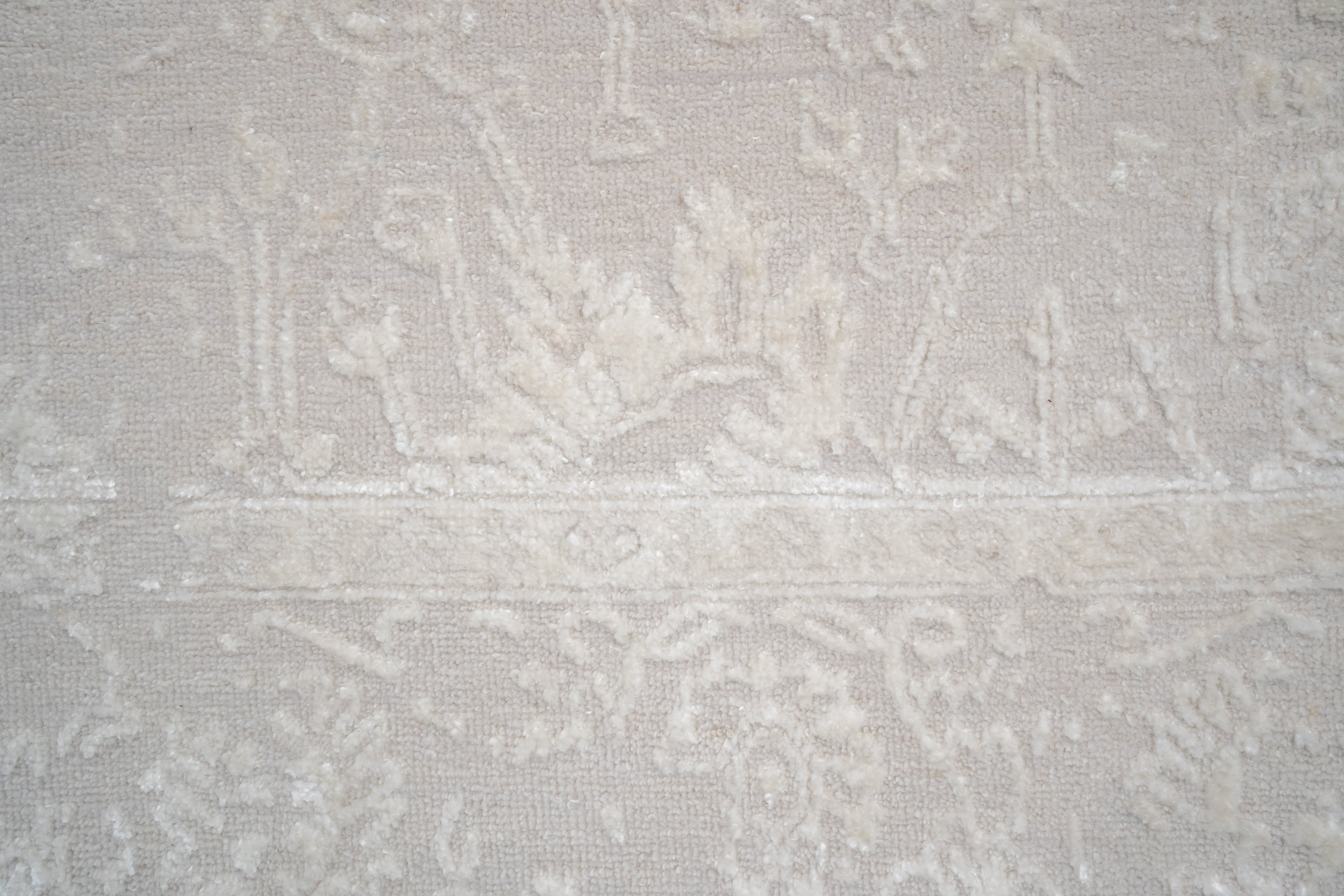 Handknotted Rug DIA- 1003 VASE 3 Pale Silver & Timberwolf