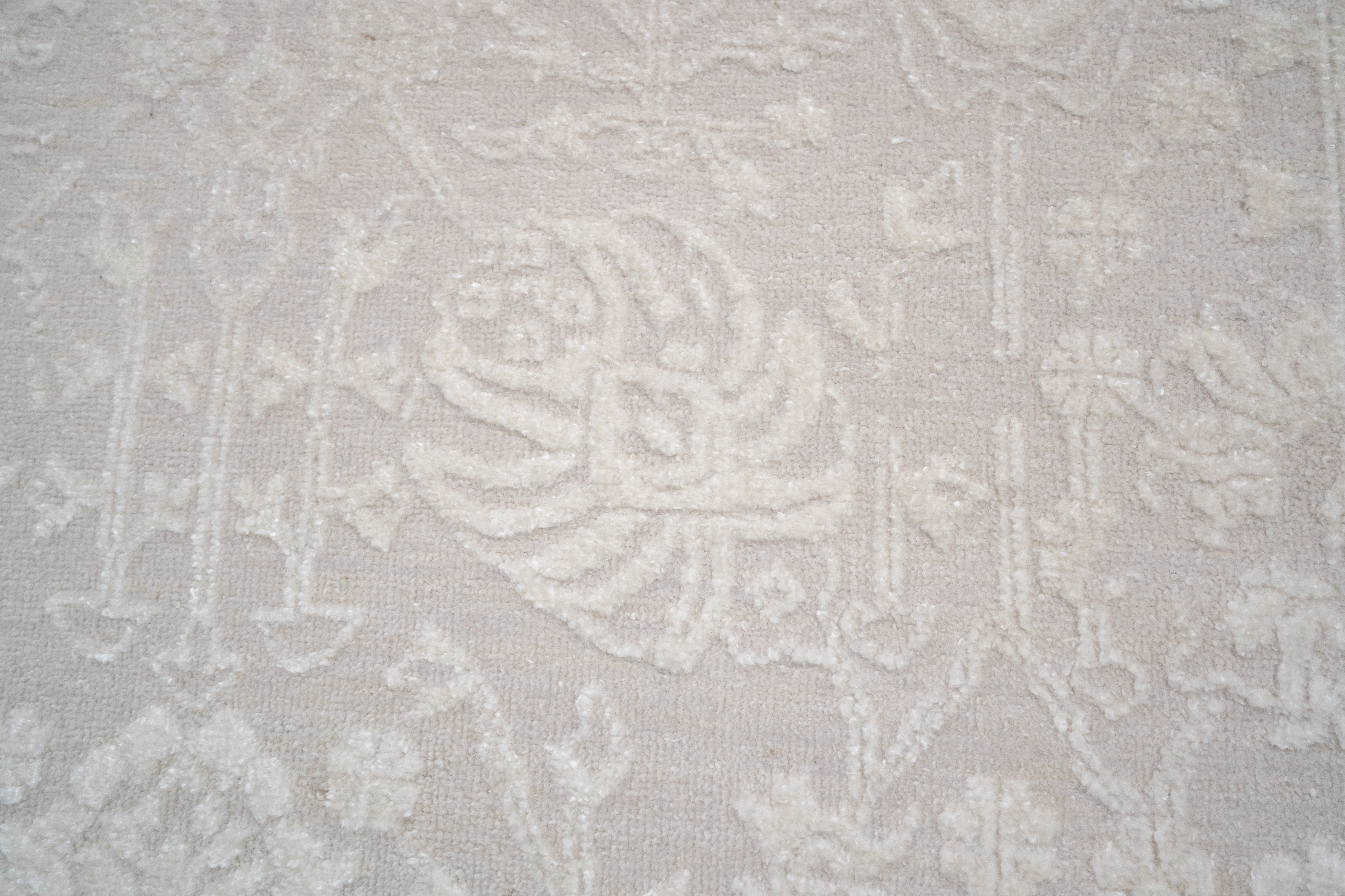 Handknotted Rug DIA- 1003 VASE 3 Pale Silver & Timberwolf