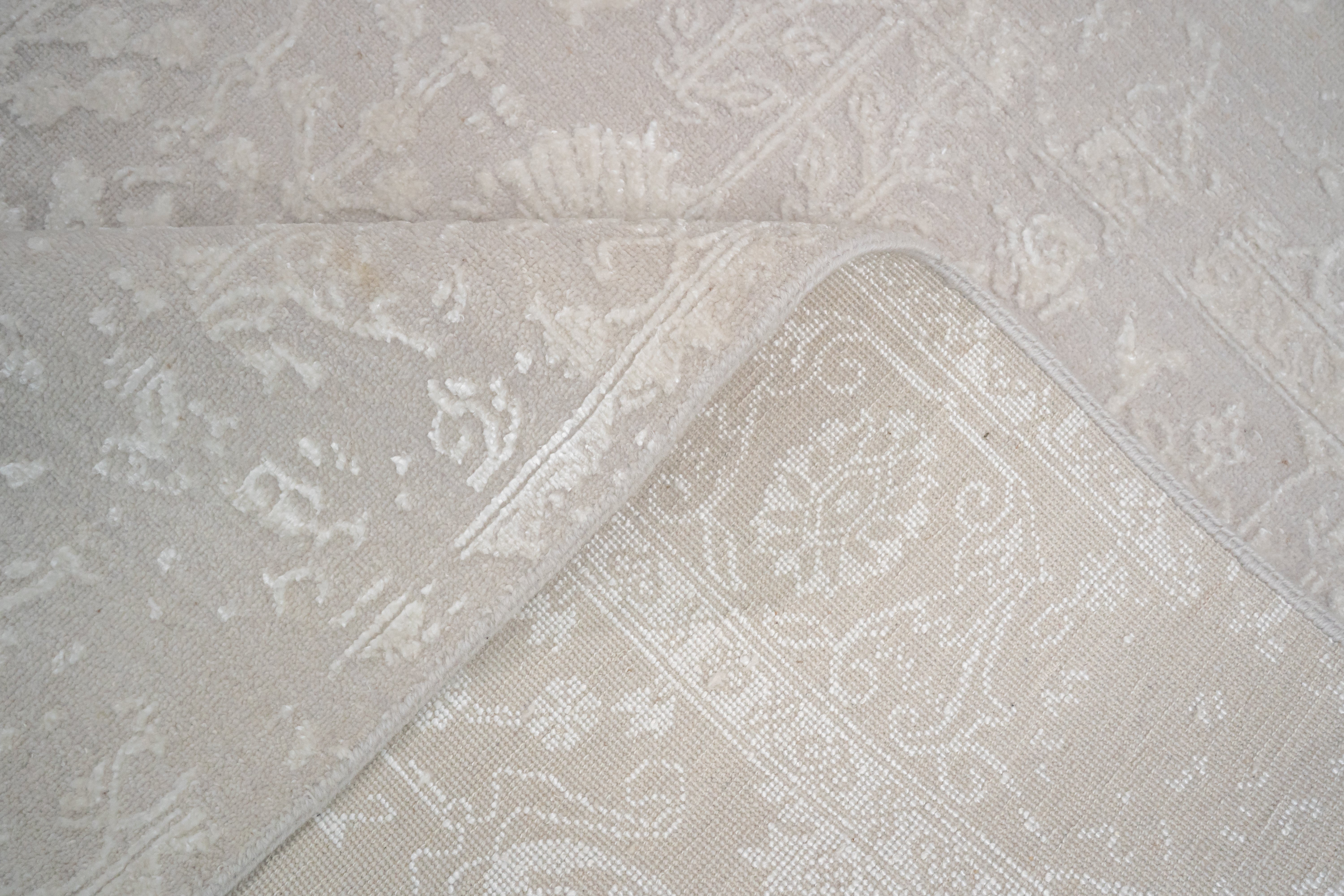 Handknotted Rug DIA- 1003 VASE 3 Pale Silver & Timberwolf