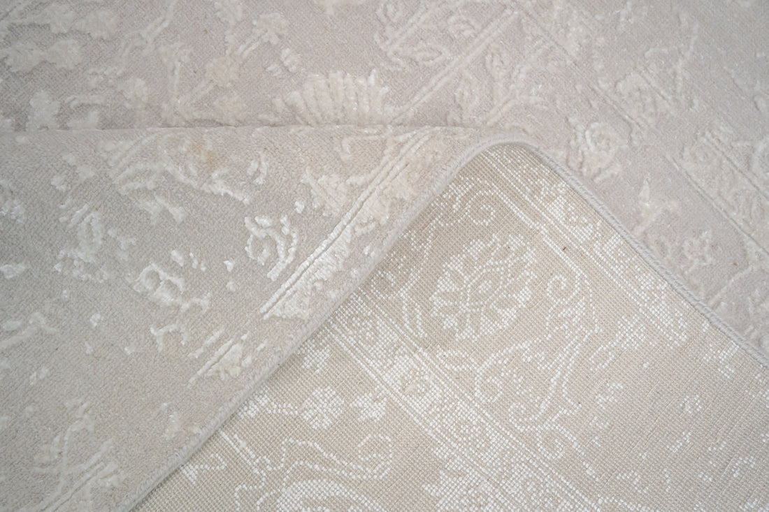 Handknotted Rug DIA- 1003 VASE 3 Pale Silver & Timberwolf