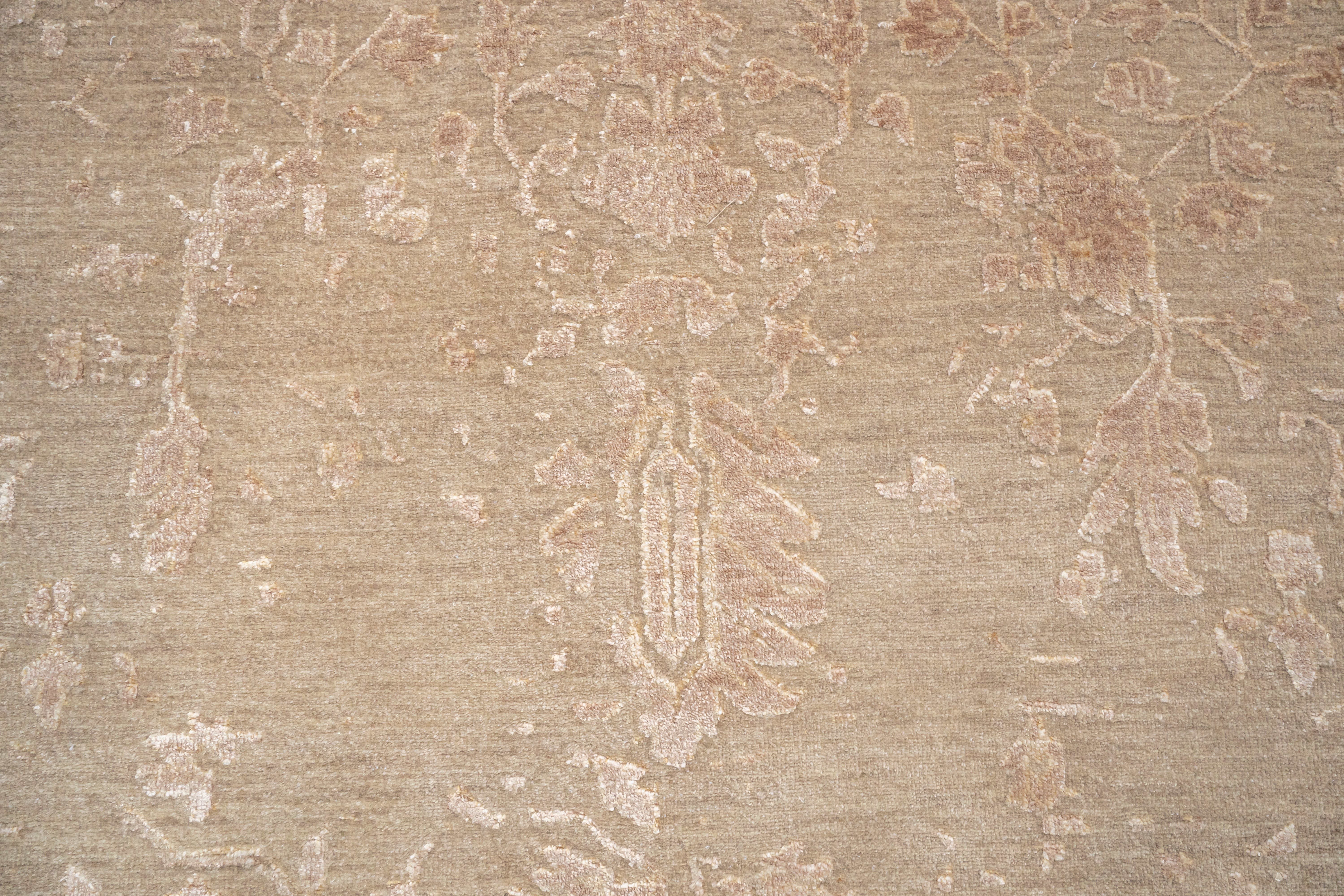 Handknotted Rug  DIA- 1022 SERAPI Desert Sand & Pale Taupe