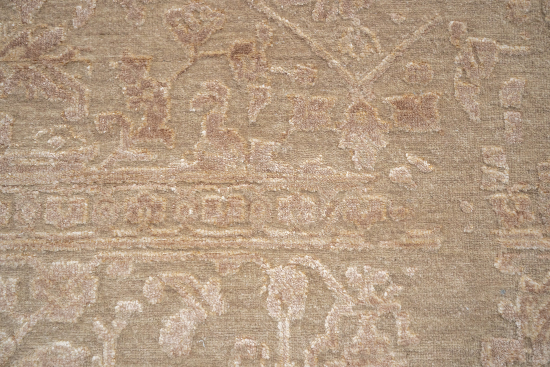 Handknotted Rug  DIA- 1022 SERAPI Desert Sand & Pale Taupe