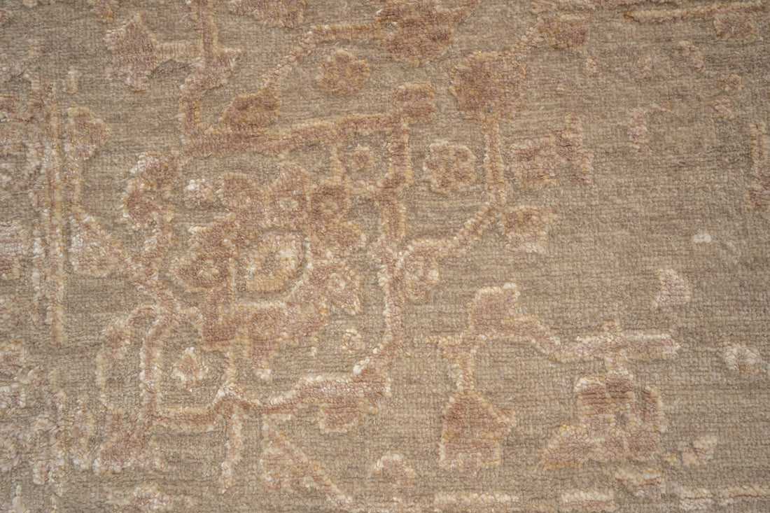 Handknotted Rug  DIA- 1022 SERAPI Desert Sand & Pale Taupe