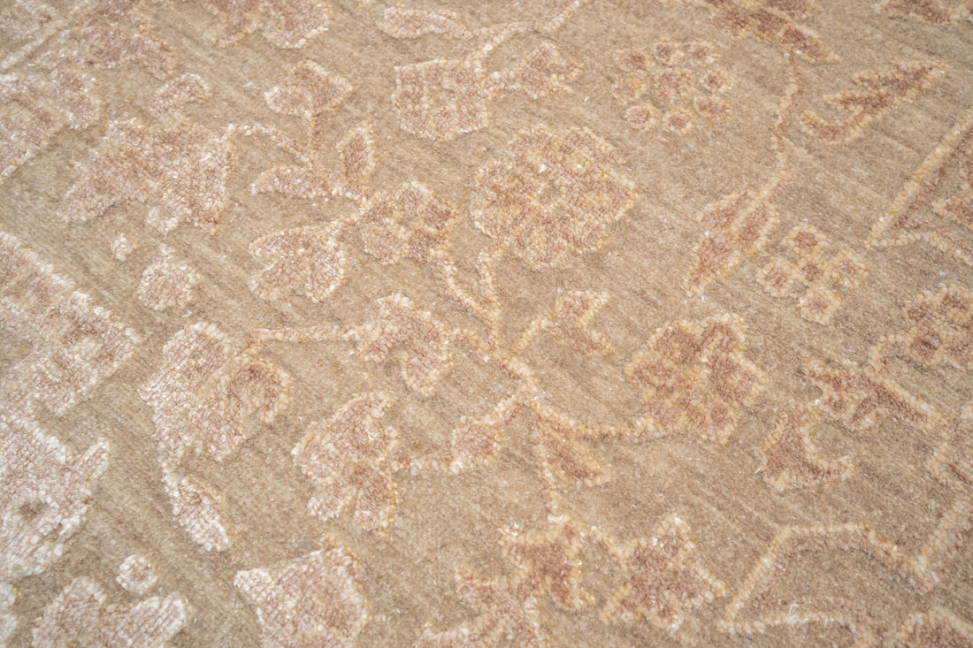 Handknotted Rug  DIA- 1022 SERAPI Desert Sand & Pale Taupe