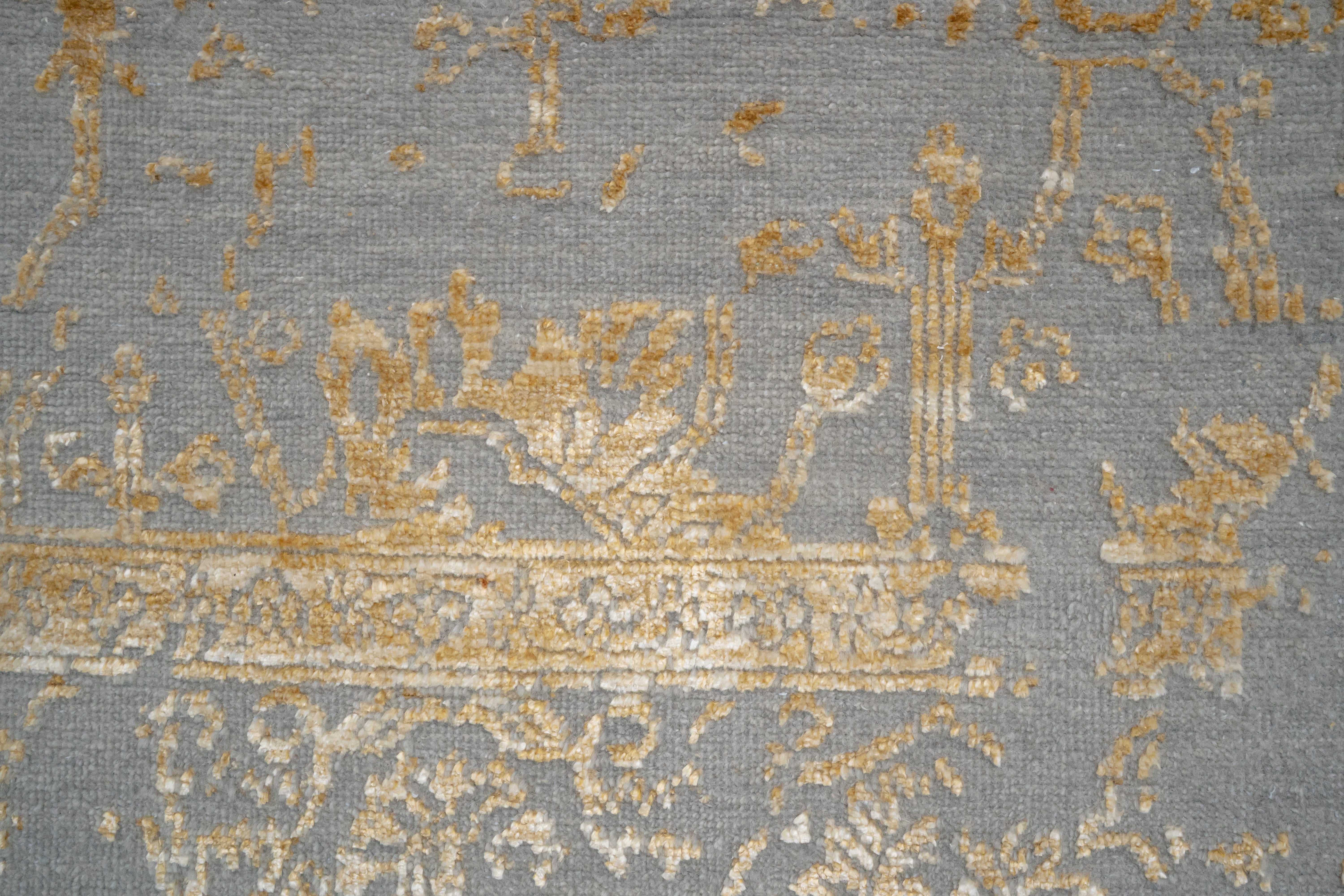 Handknotted Rug  DIA- 1038 VASE 3 Philippine Gray & Aztec Gold