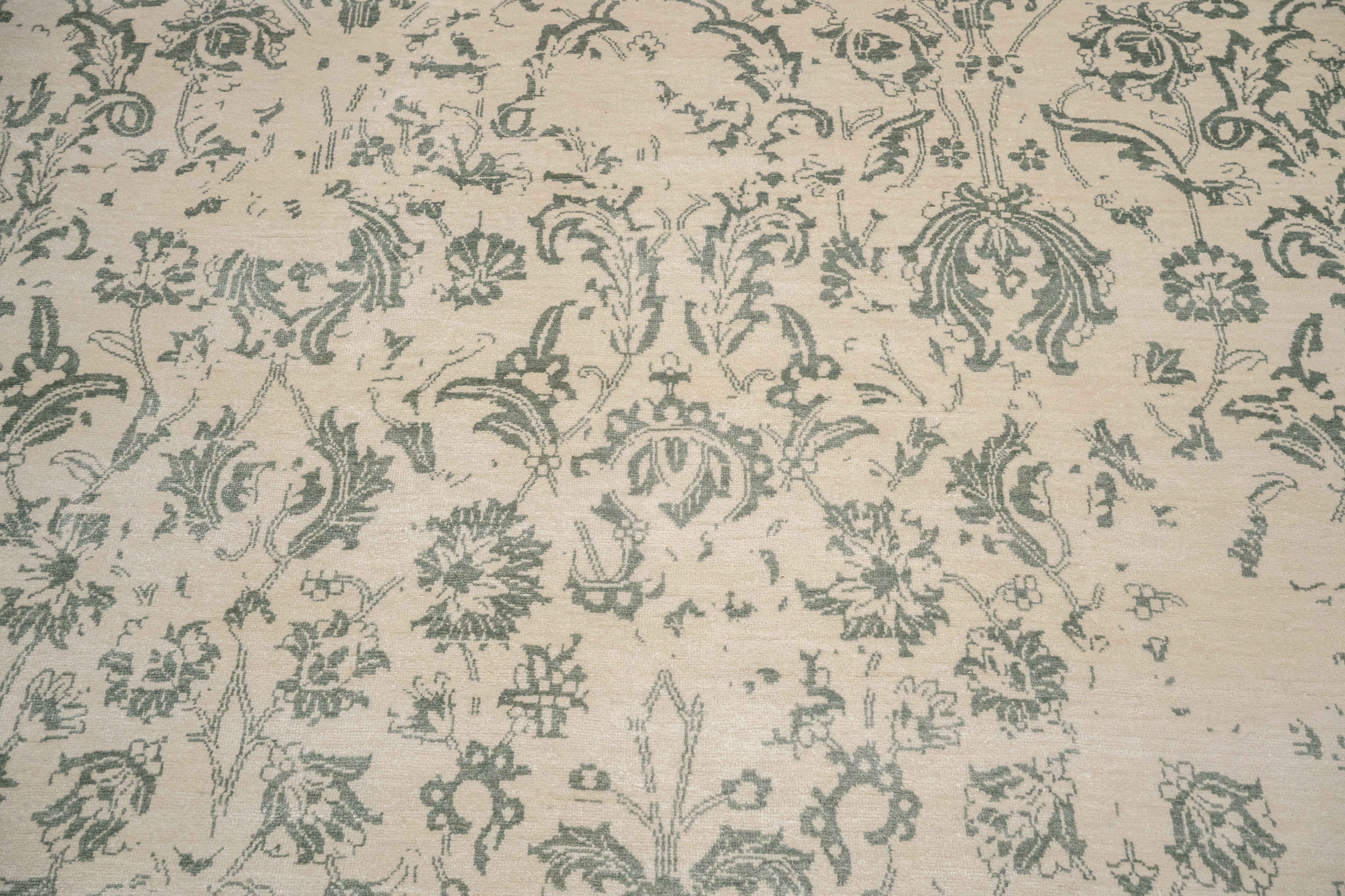 Handknotted Carpet, DIA- 1054 M-28, Ivory & Dark Silver