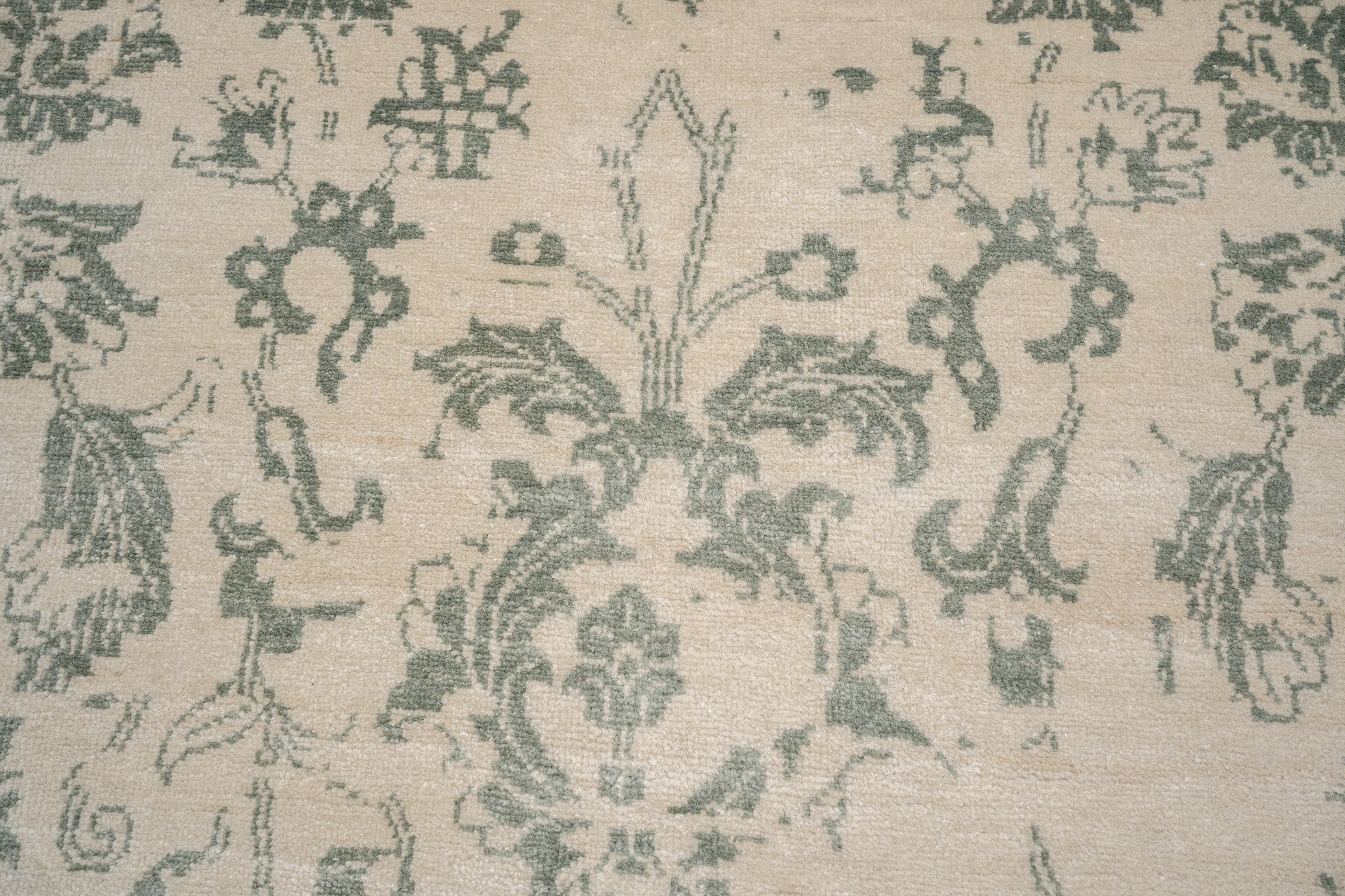 Handknotted Carpet, DIA- 1054 M-28, Ivory & Dark Silver