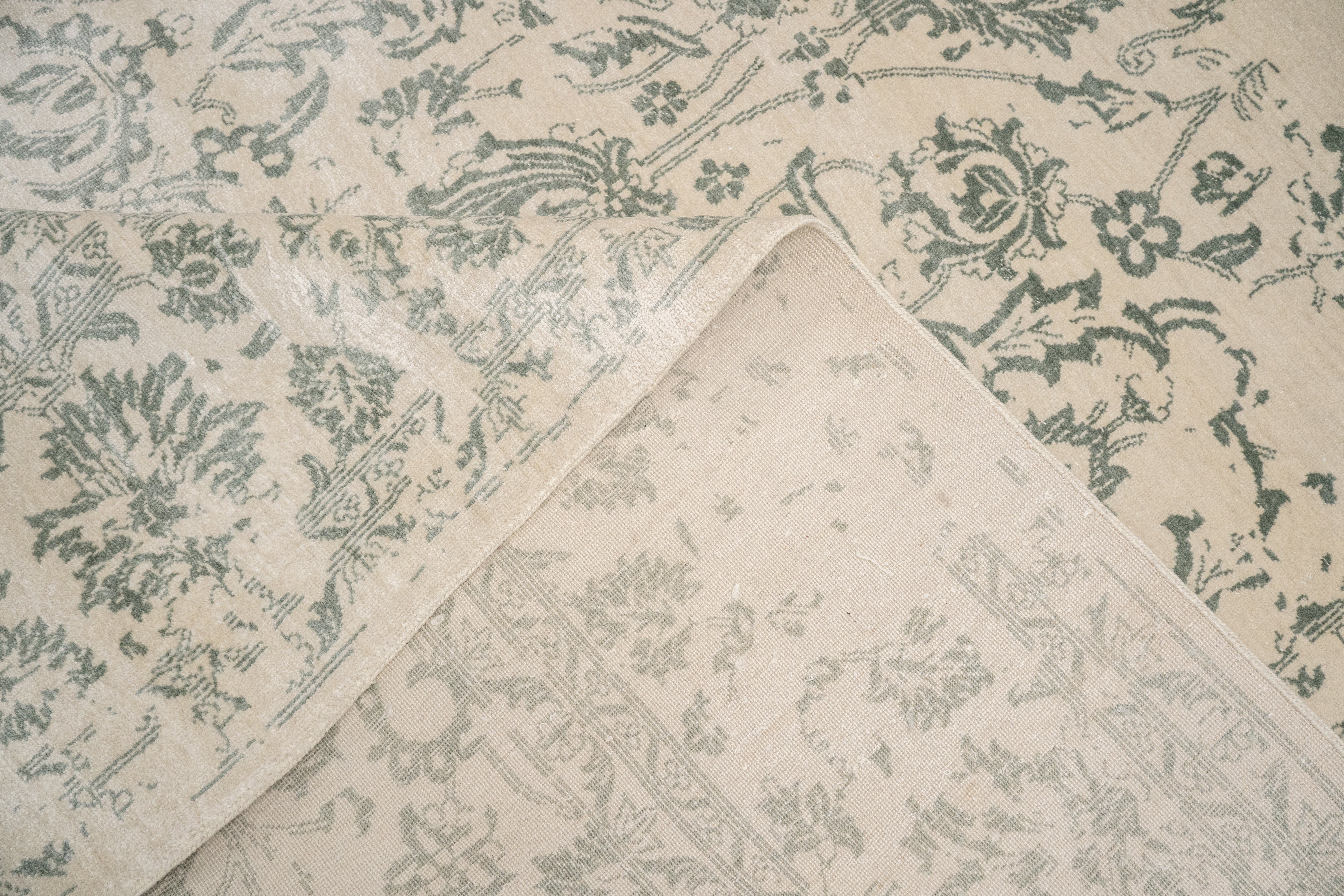 Handknotted Carpet, DIA- 1054 M-28, Ivory & Dark Silver