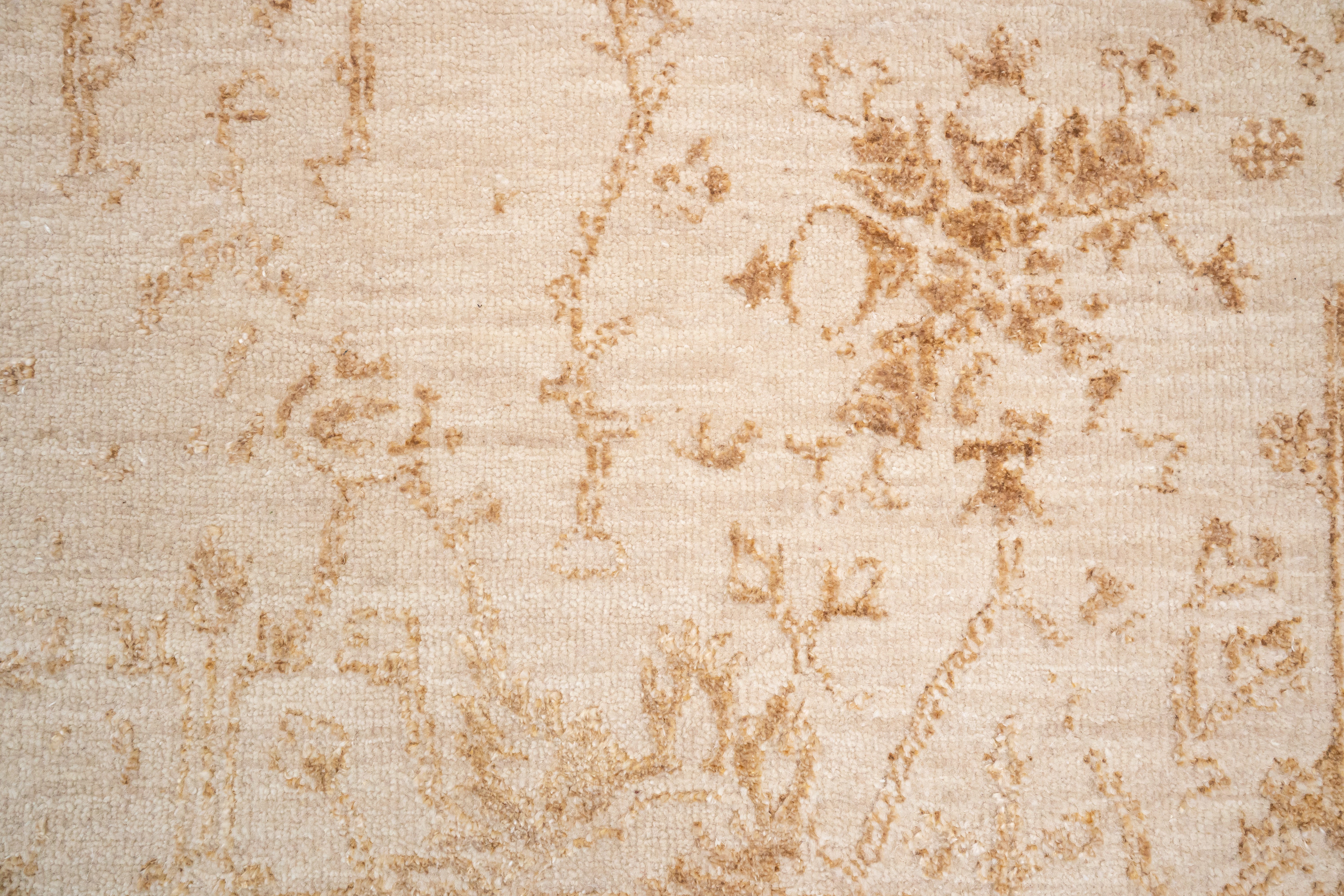 HANDKNOTTED RUG DIA- 1061 VASE 3, Ivory & Gold