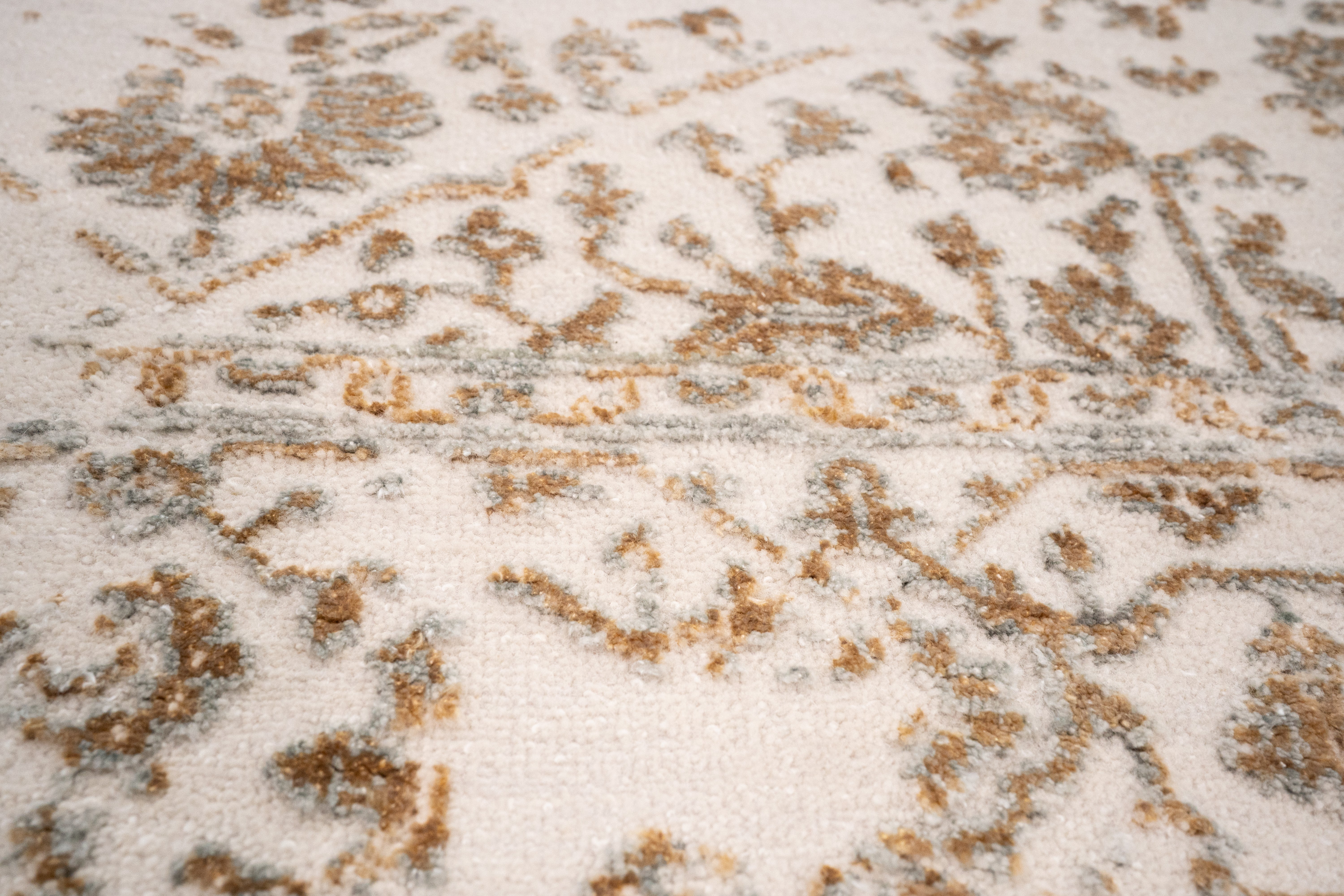 Handknotted Carpet DIA- 1069 SERAPI, Bone, Deer & Grullo