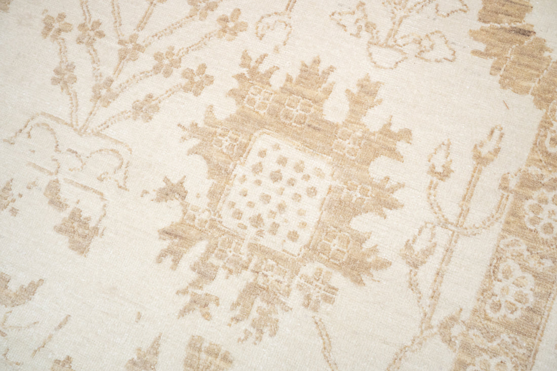 Handknotted Modern Carpet DIA- 1073 VASE 3 Almond & Tan