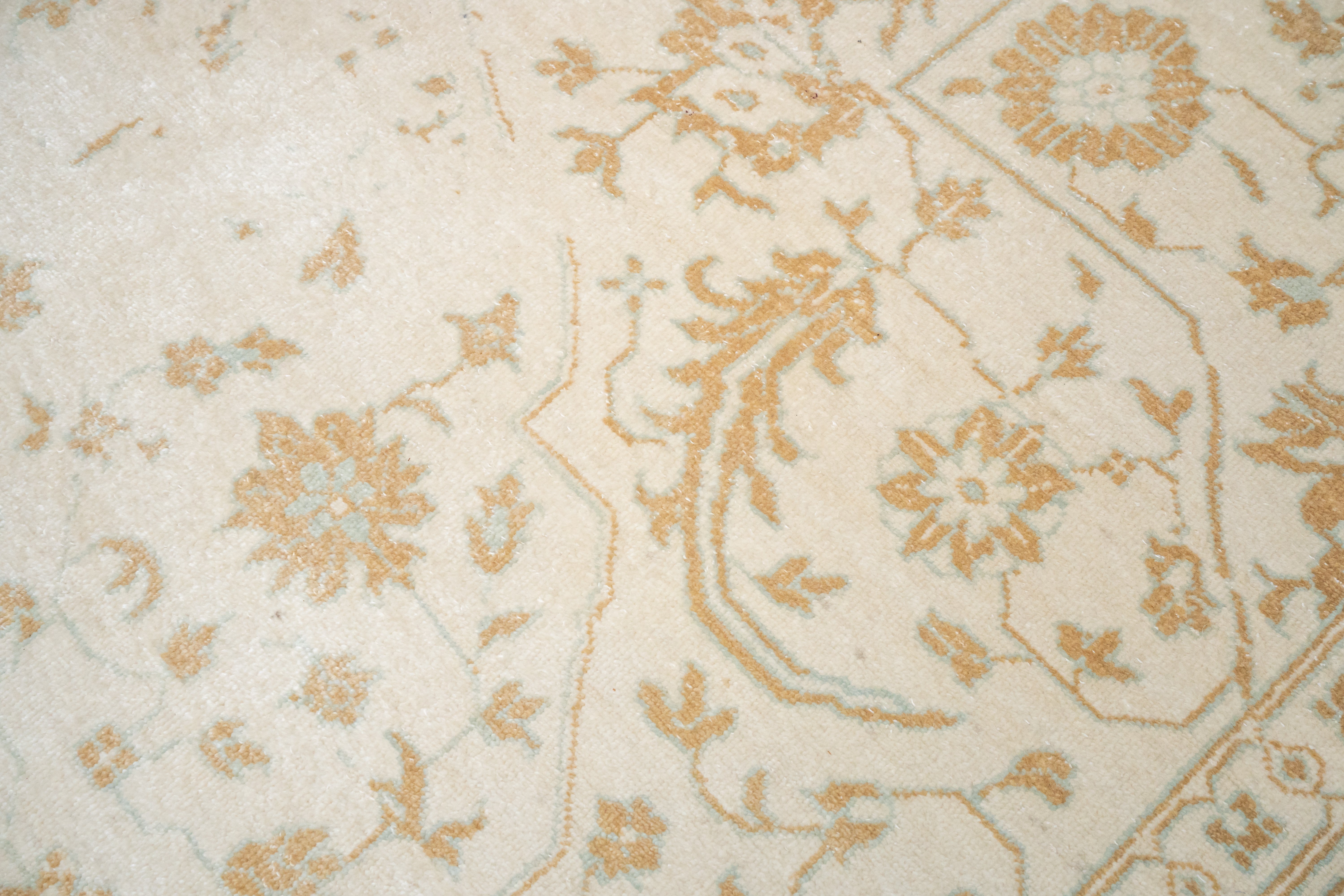 Handknotted Rug DIA- 1074 SERAPI Pearl, French Beige & Ash Gray