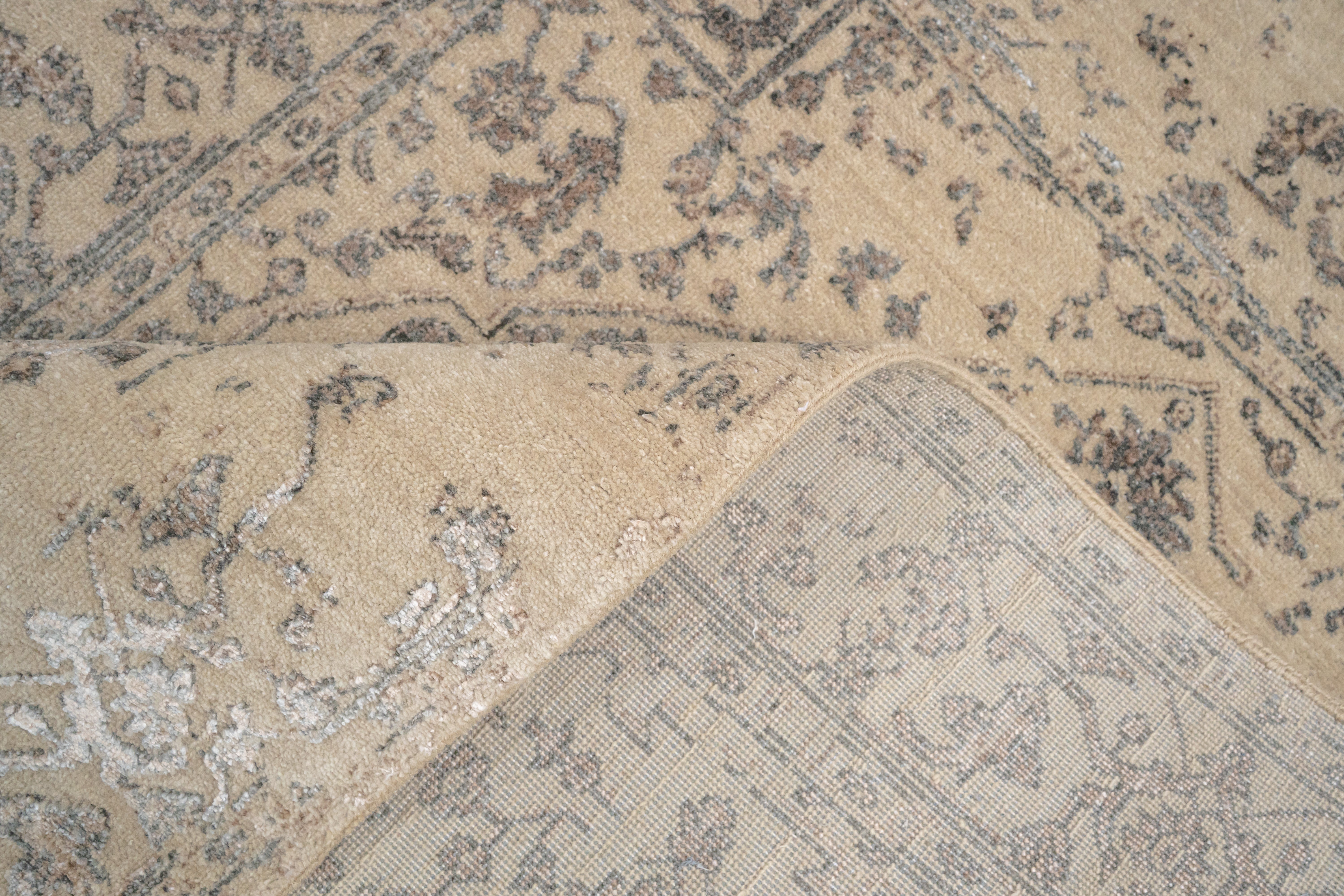 Handknotted Rug  DIA- 1079 SERAPI Dark Vanilla & Nickel