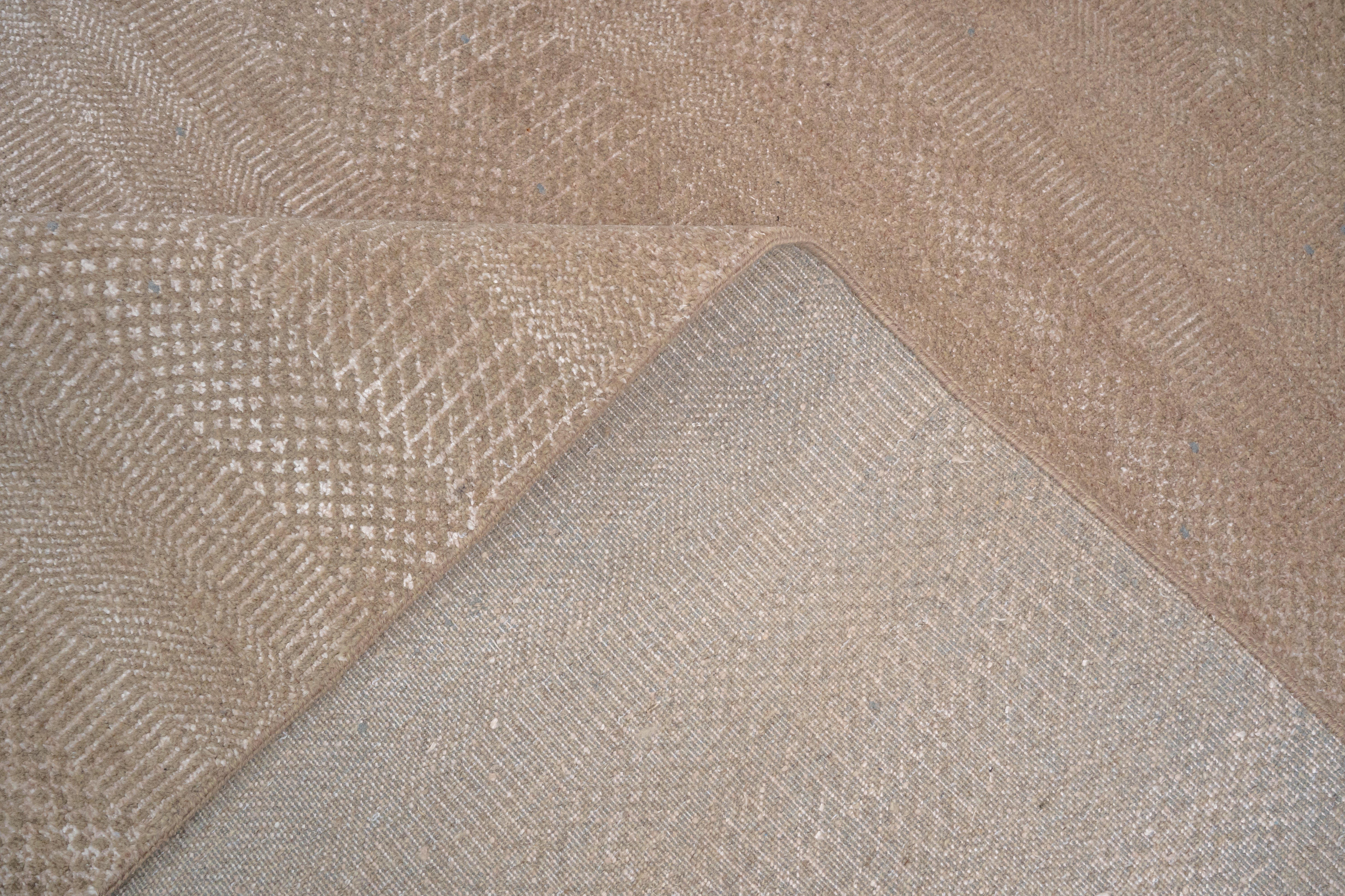 Handknotted Rug  DIA- 110 MCN Beaver & Dark Vanilla