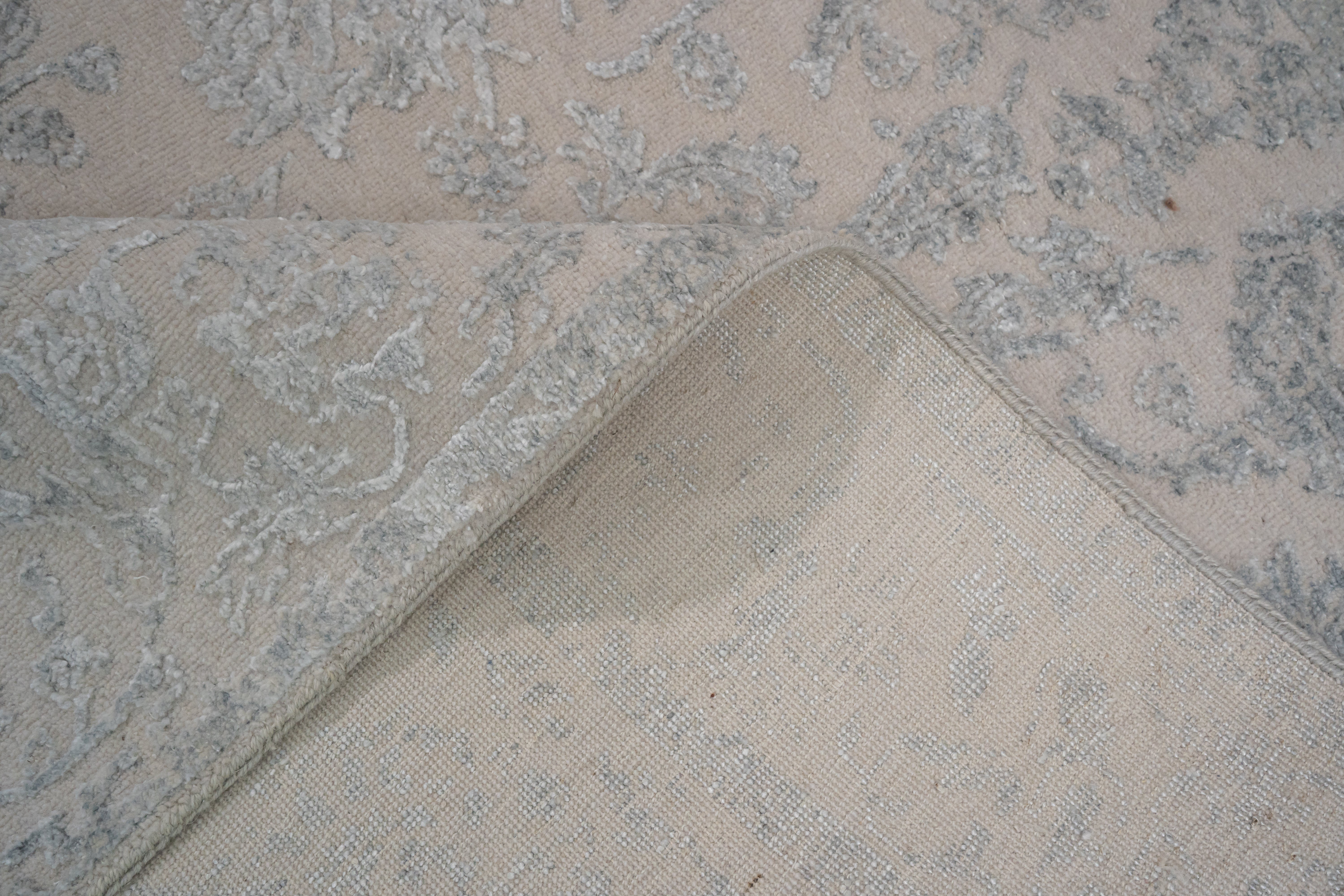 Handknotted Rug  DIA- 120 JK-A Pale Silver & Philippine Gray