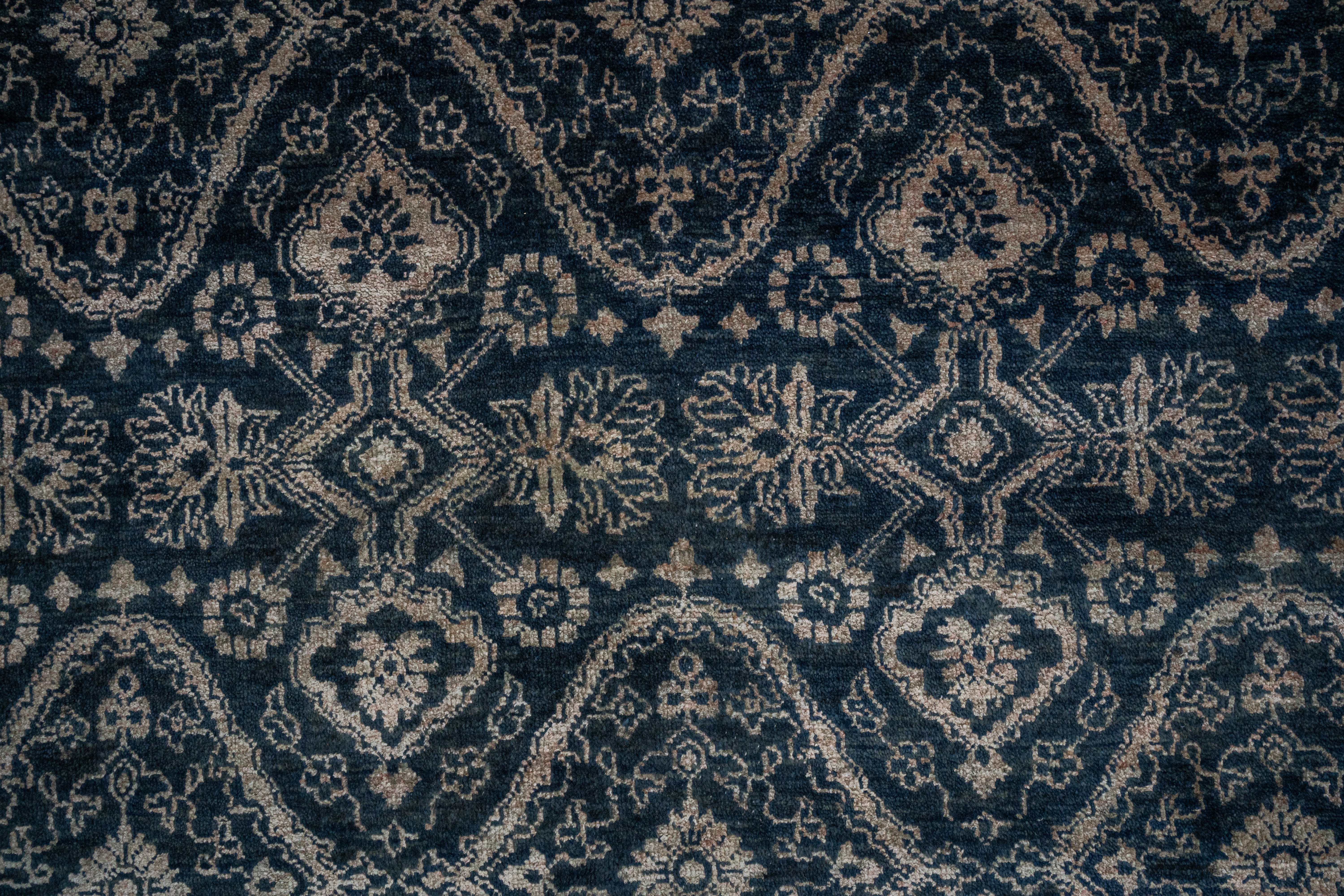 Handknotted Modern Carpet DIA- 122