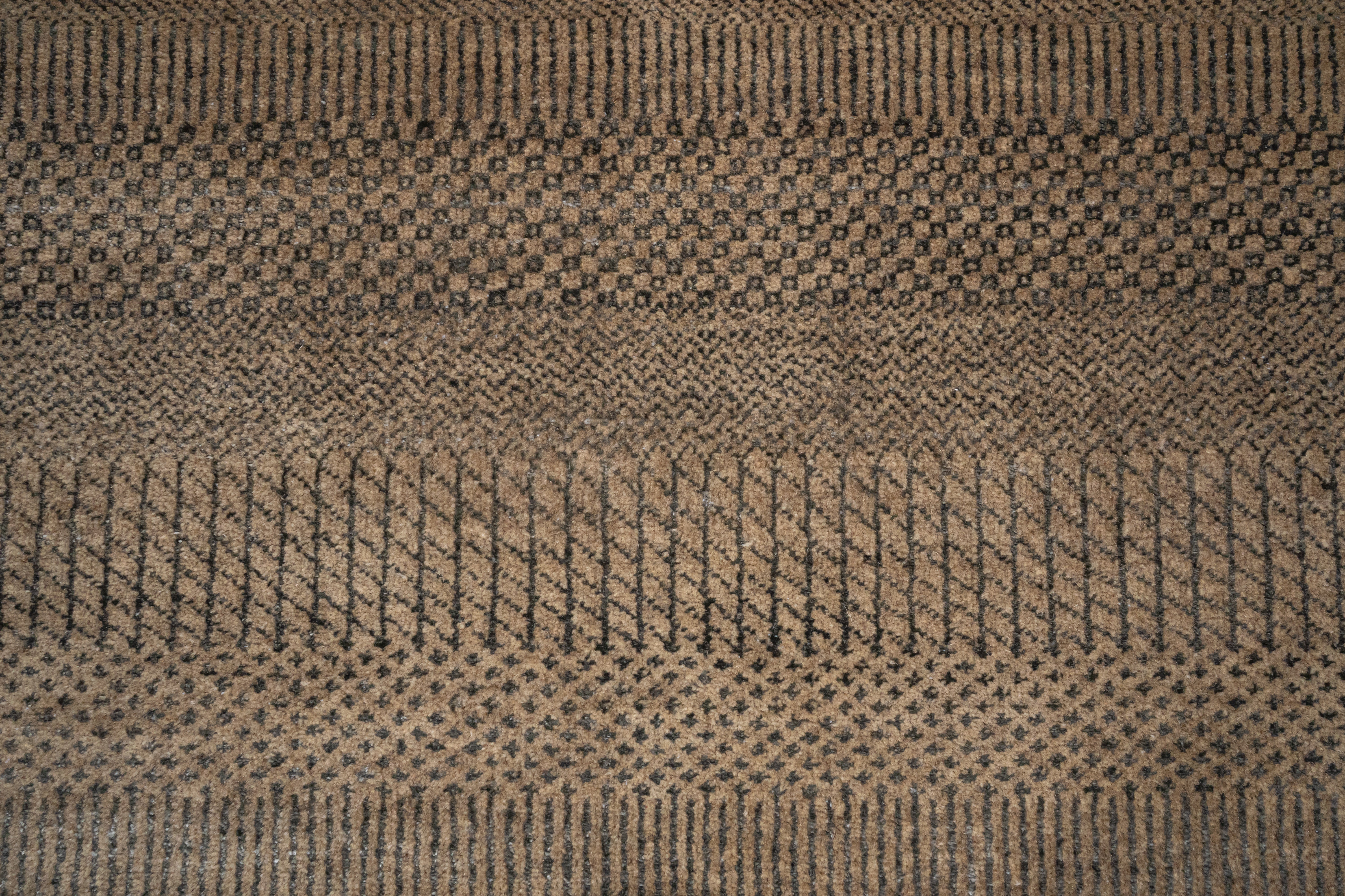 HandKnotted Carpet DIA- 125 MCN Natural & Black