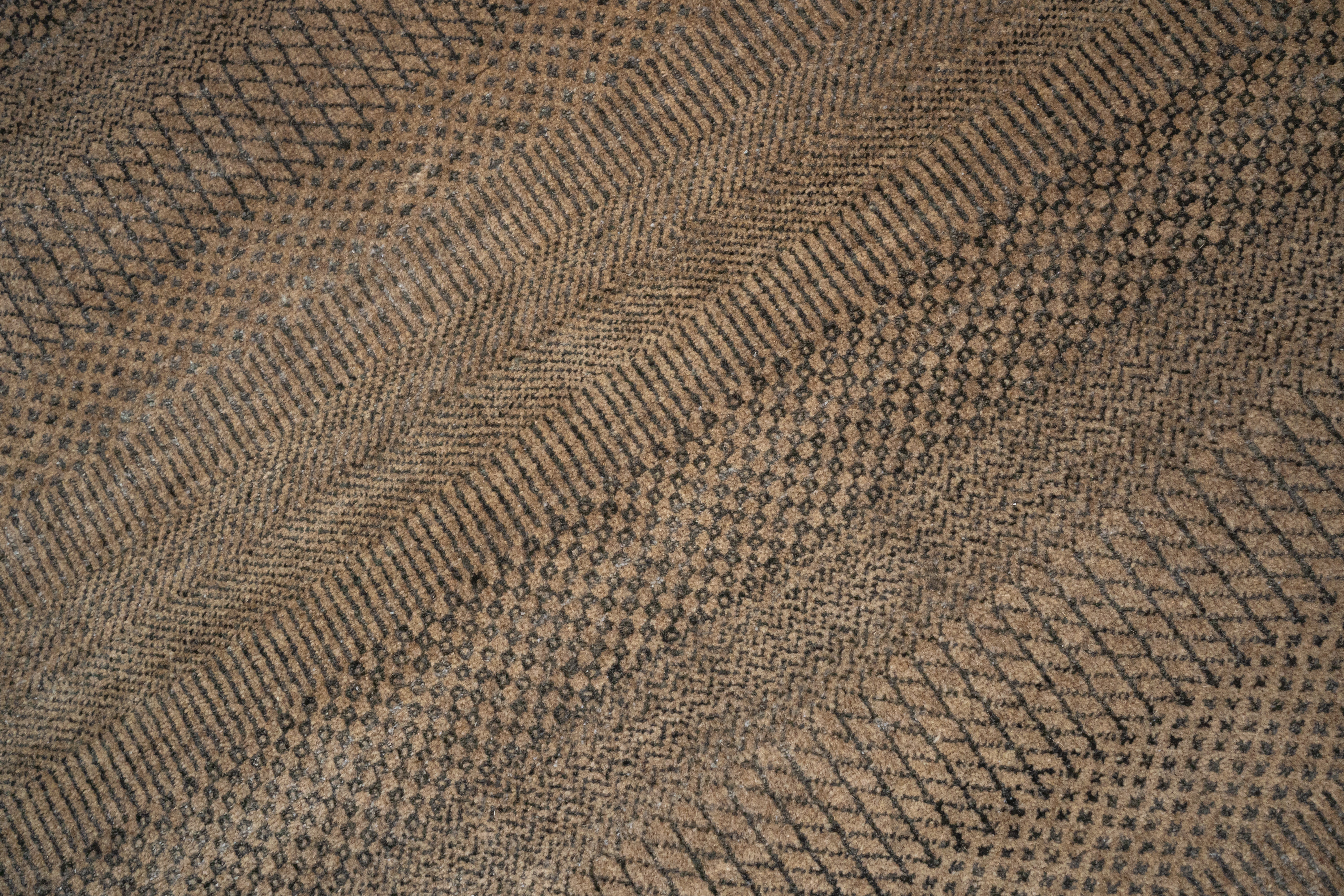 HandKnotted Carpet DIA- 125 MCN Natural & Black