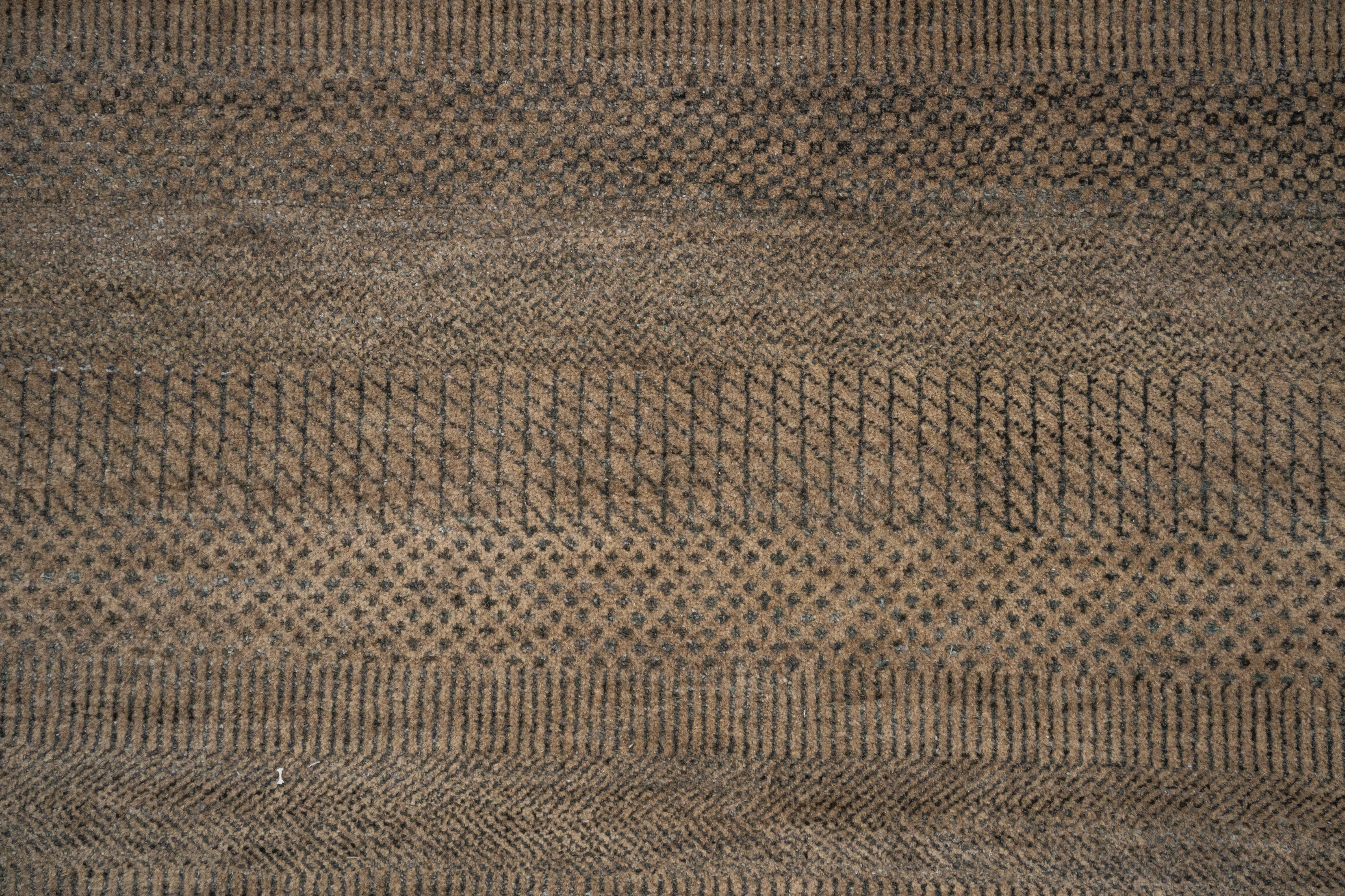 HandKnotted Carpet DIA- 126 MCN Natural & Black