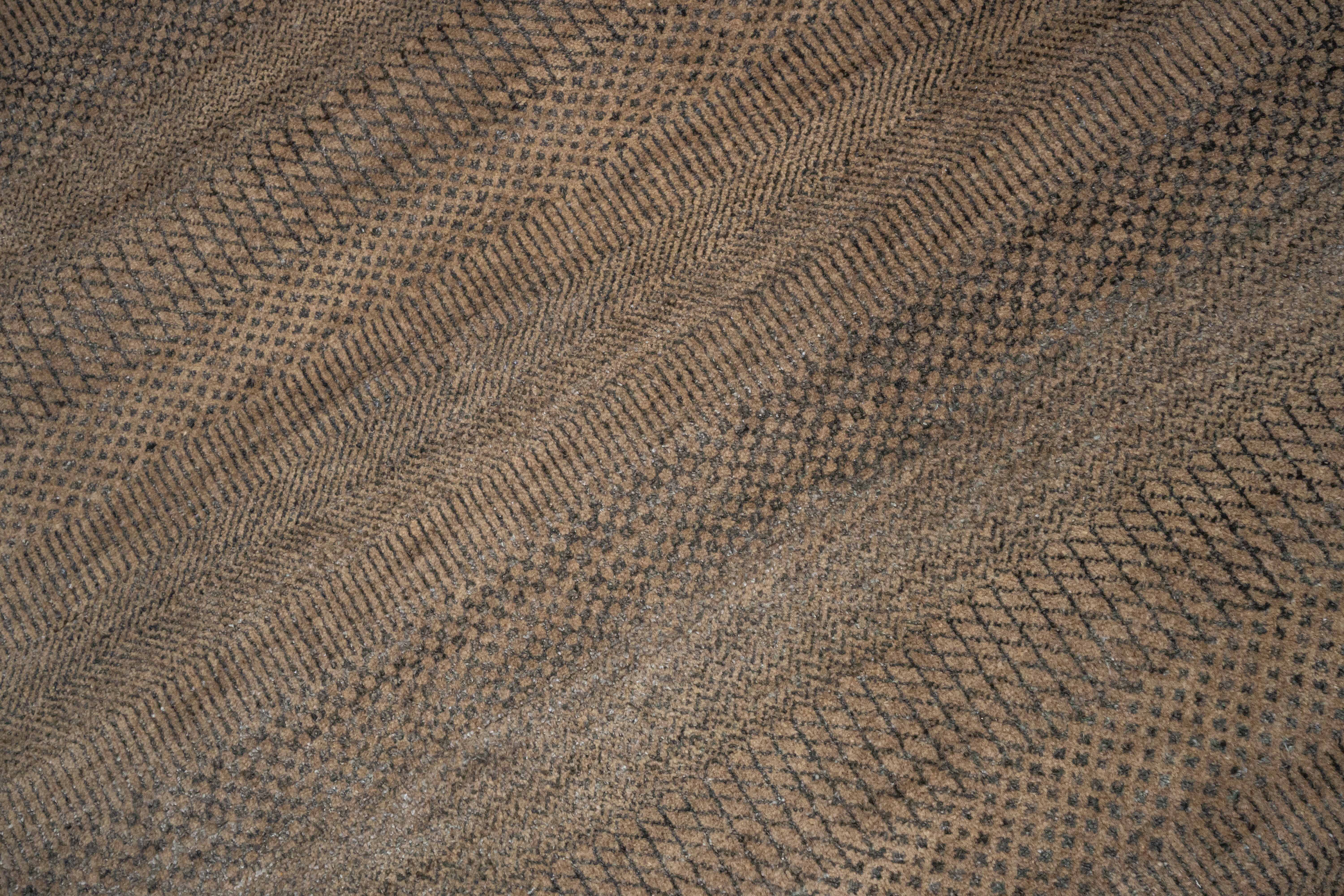 HandKnotted Carpet DIA- 126 MCN Natural & Black