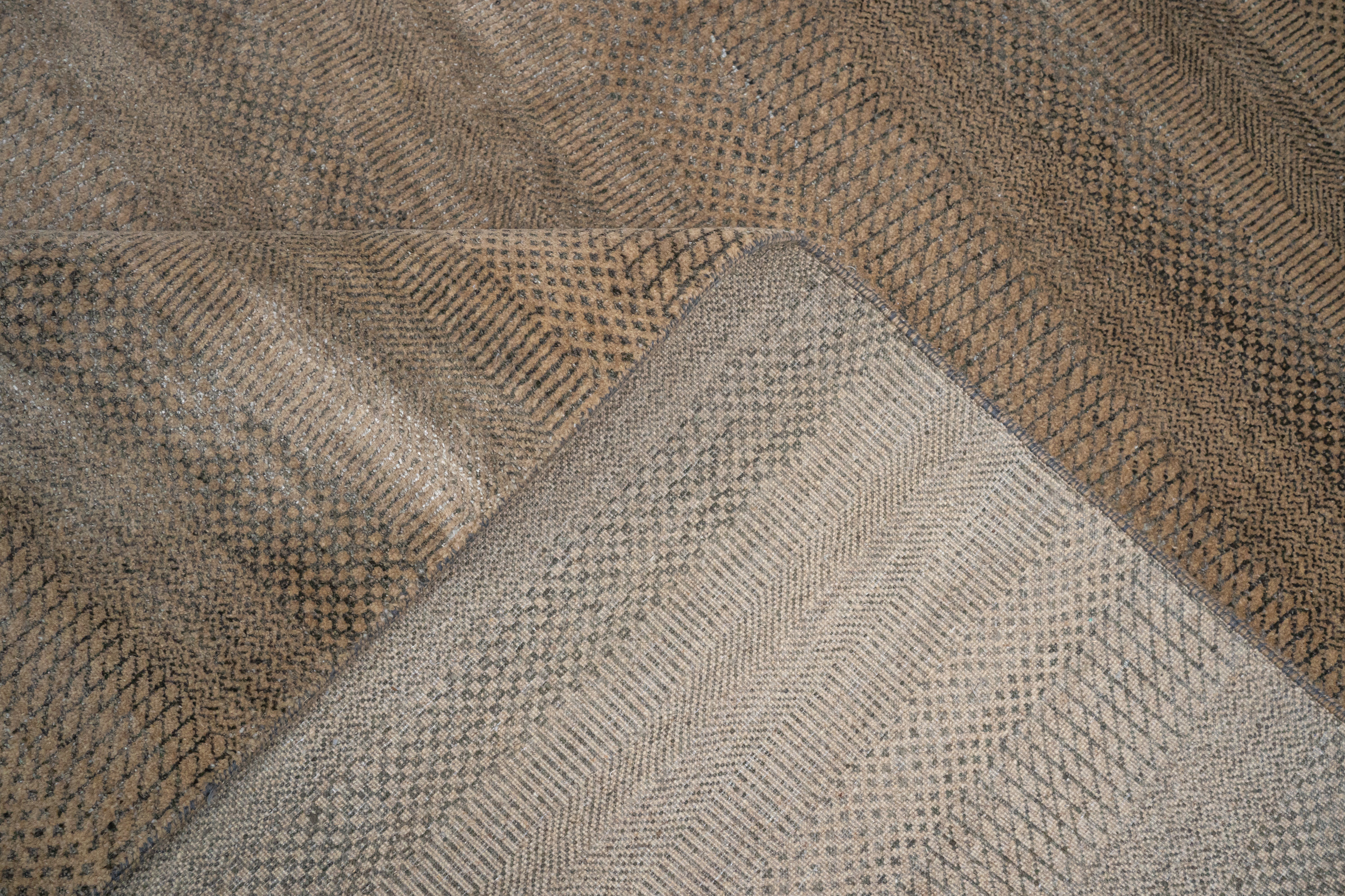 HandKnotted Carpet DIA- 126 MCN Natural & Black