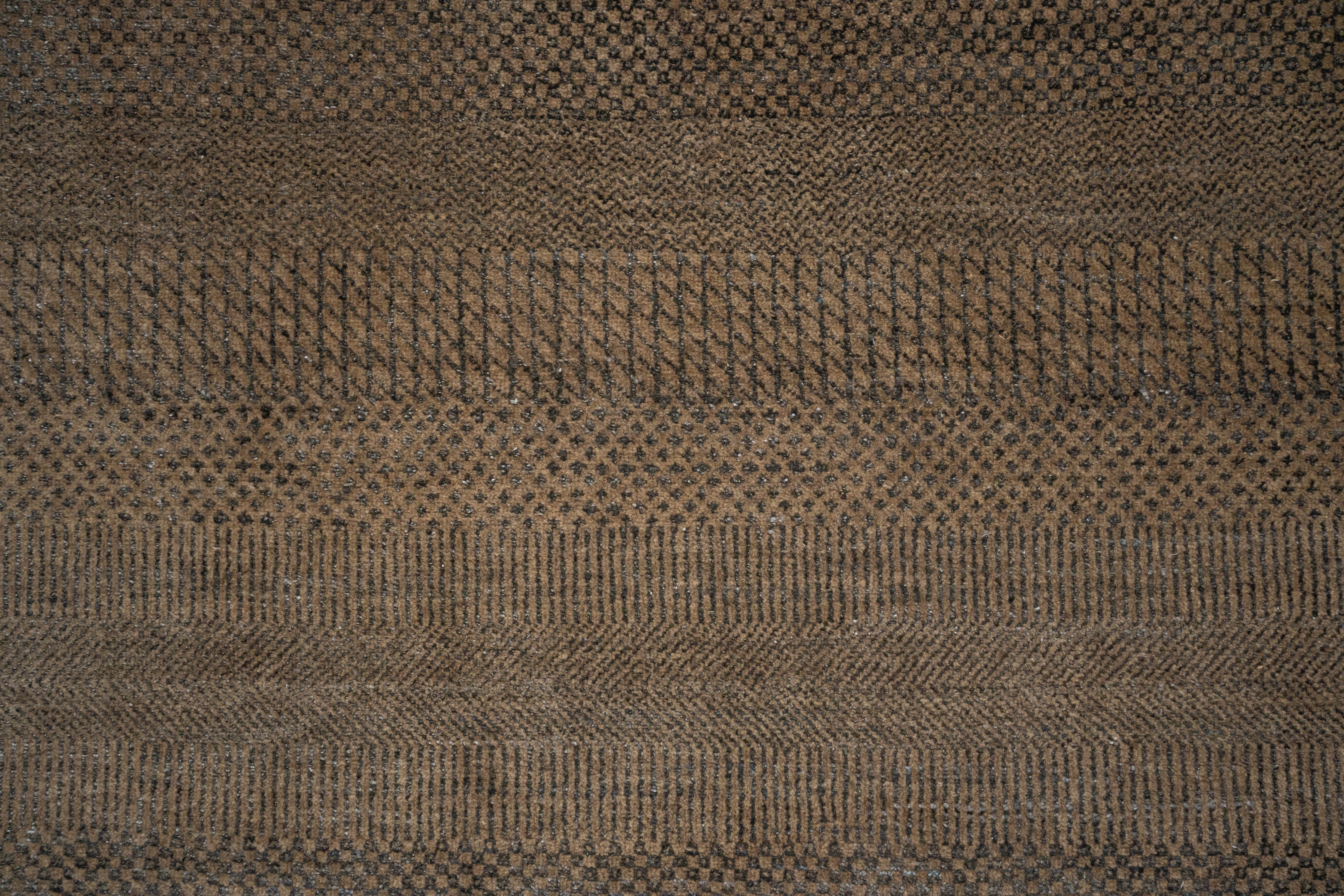 HandKnotted Carpet DIA- 127 MCN Natural & Black