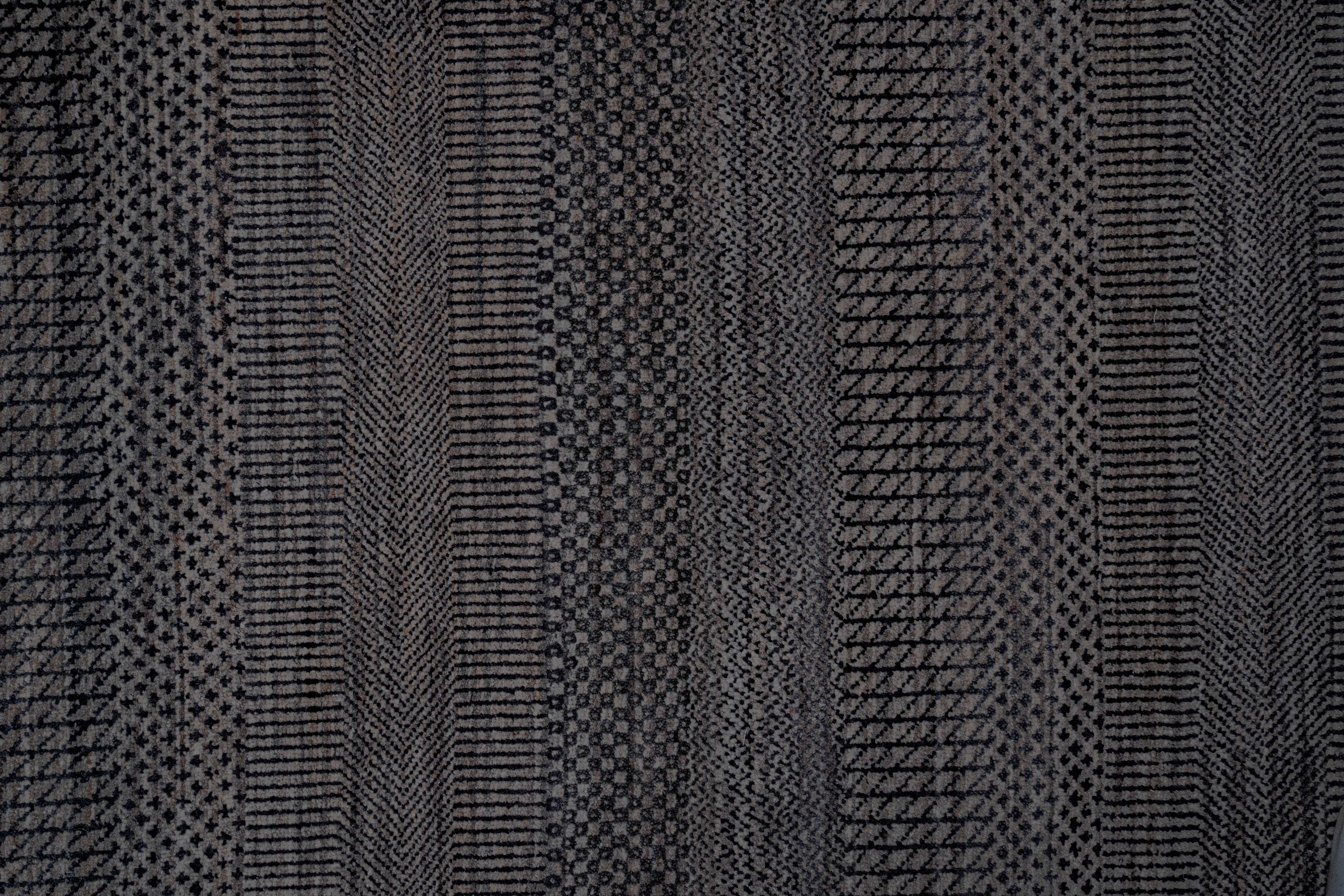 Handknotted Carpet DIA- 674 MCN