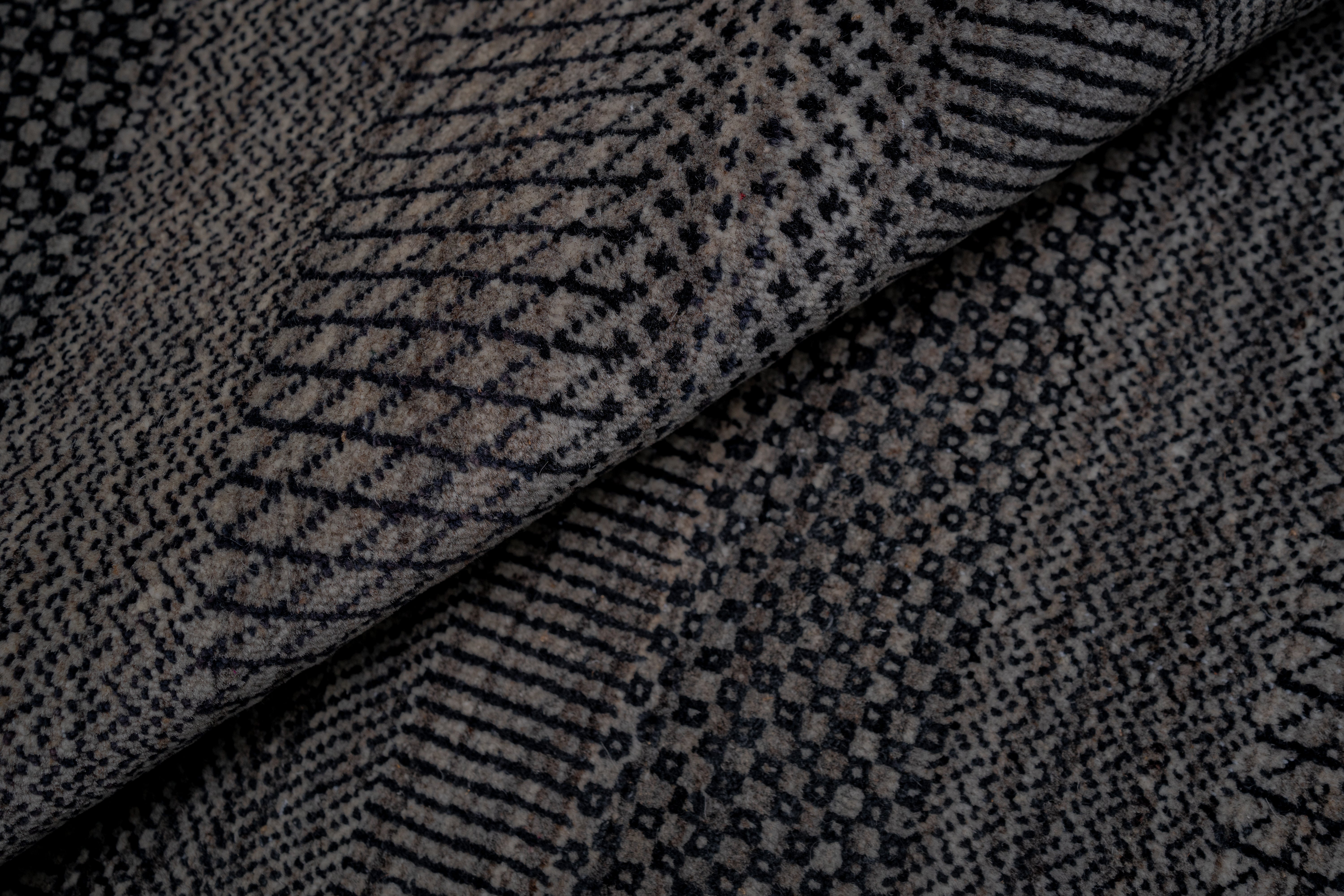 Handknotted Carpet DIA- 674 MCN