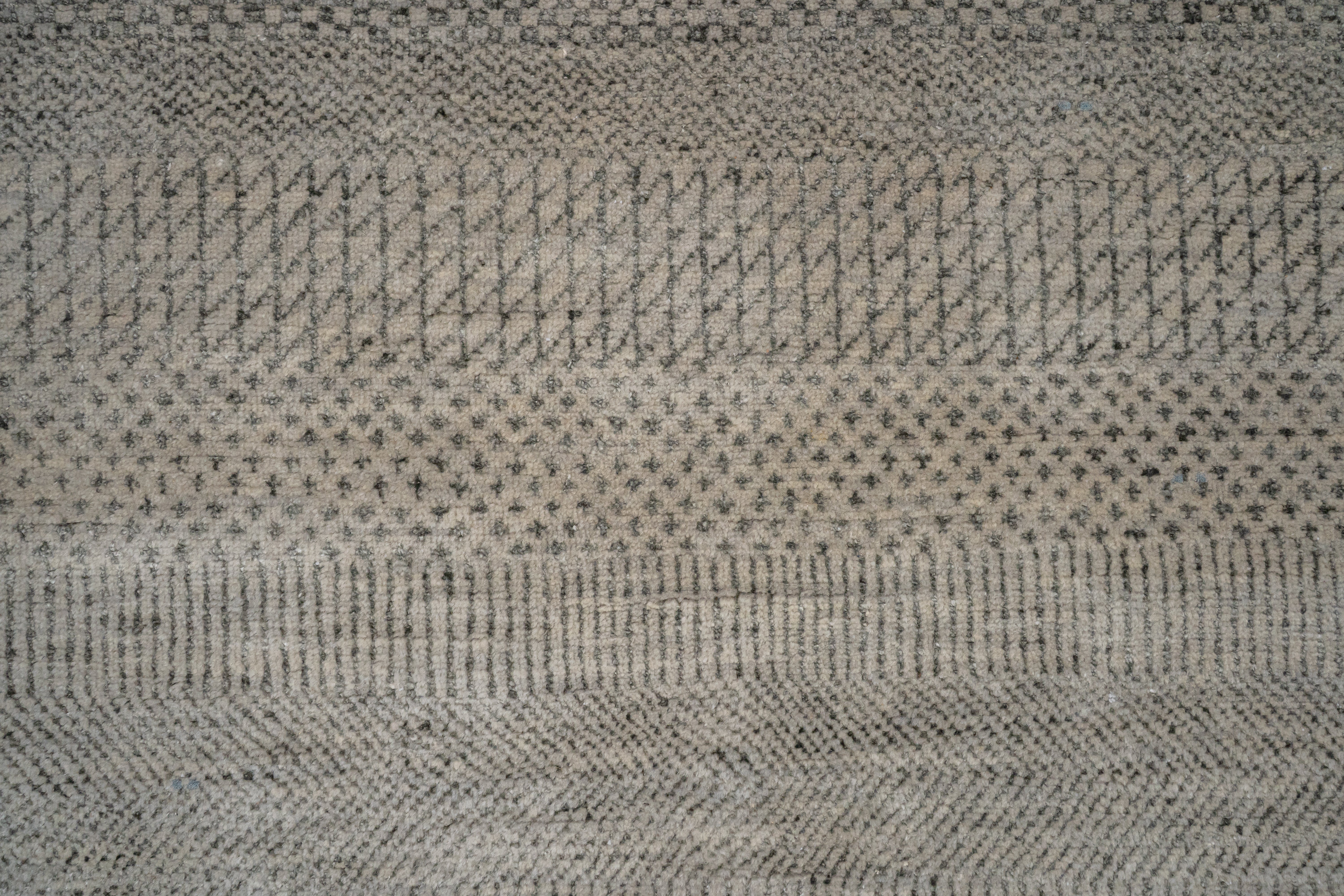 Handknotted Carpet DIA- 1325 MCN, Spanish Gray & Black Olive