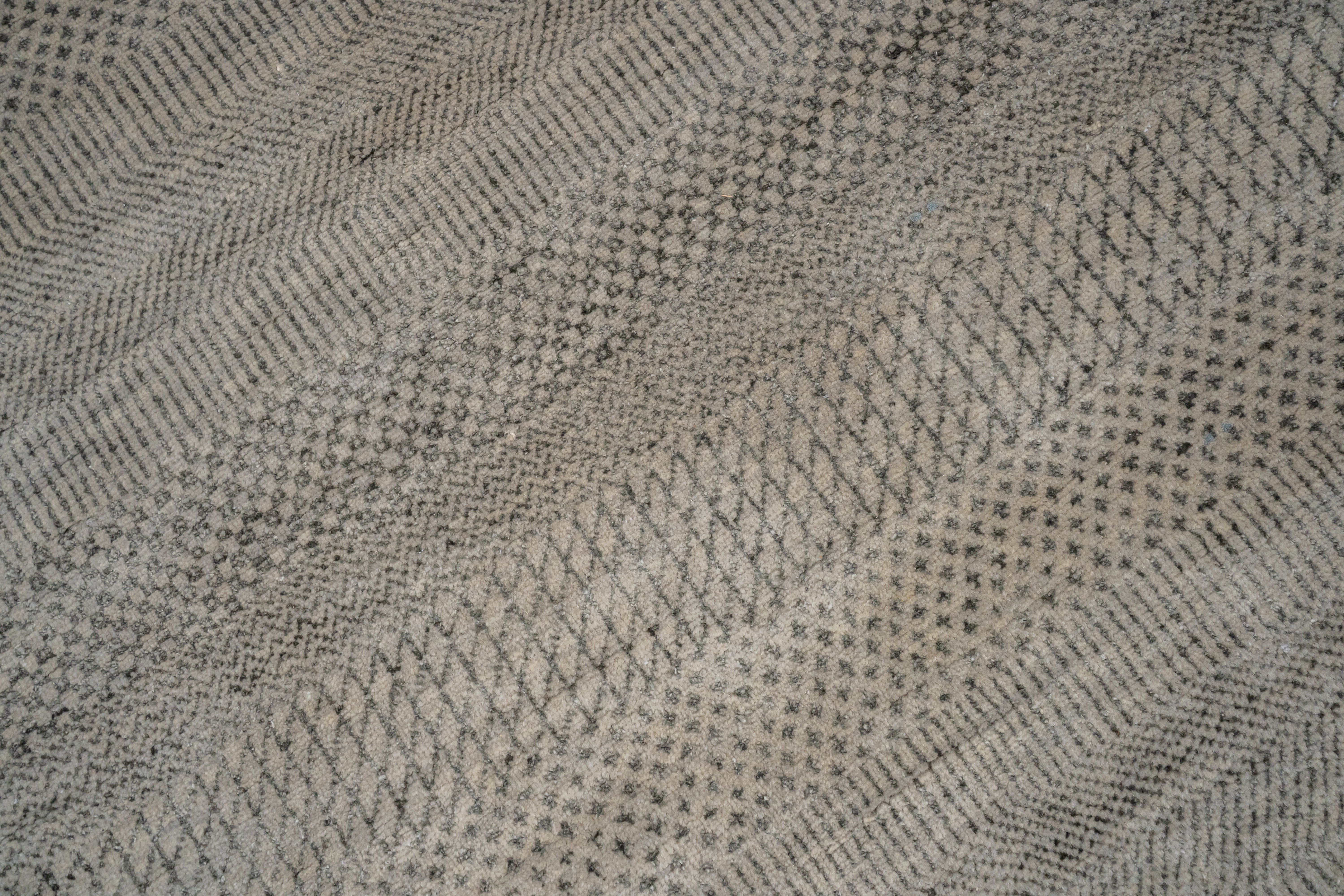Handknotted Carpet DIA- 1325 MCN, Spanish Gray & Black Olive