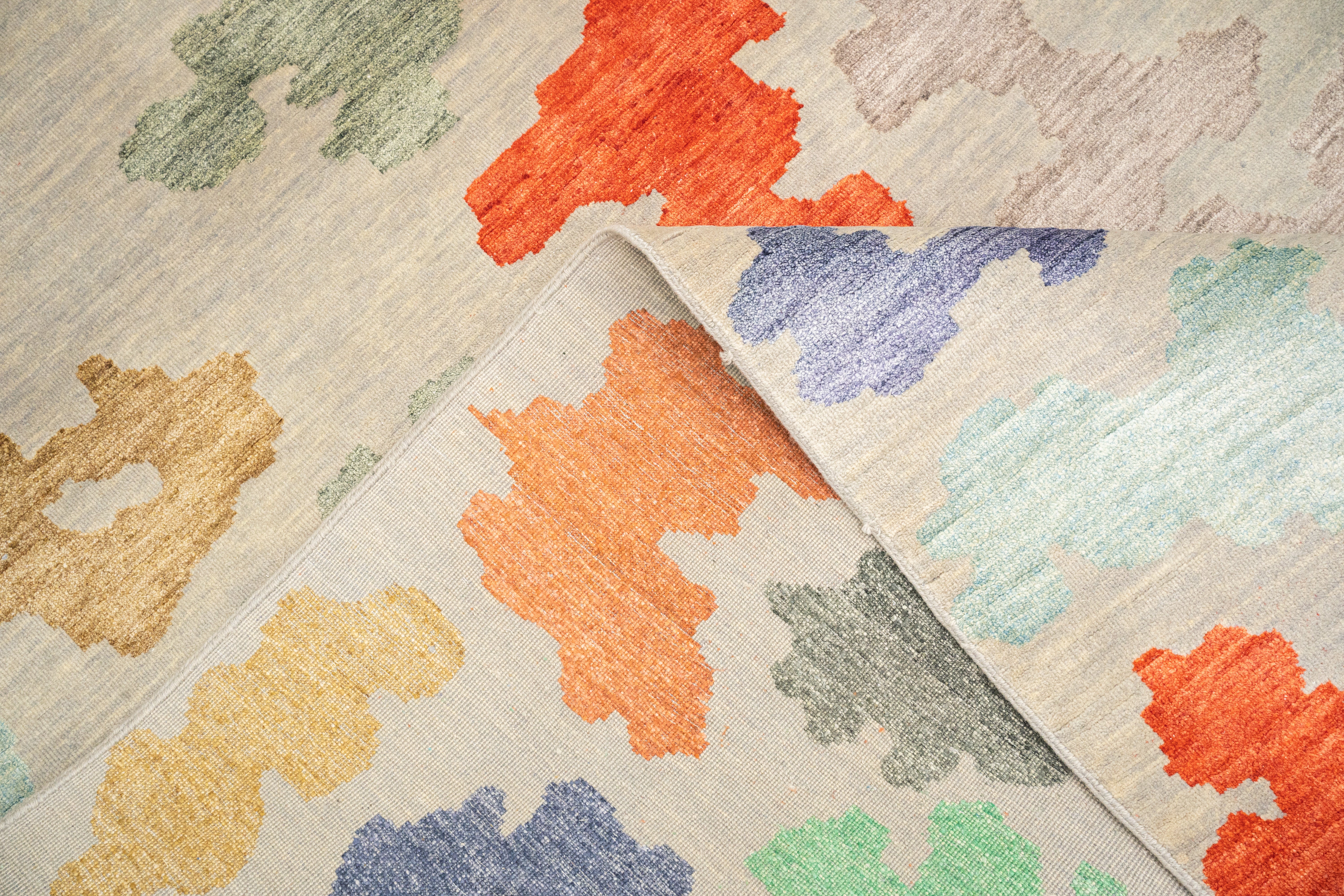 Handknotted Carpet, DIA: 1356 DC-CLOUD Alabaster & Multi