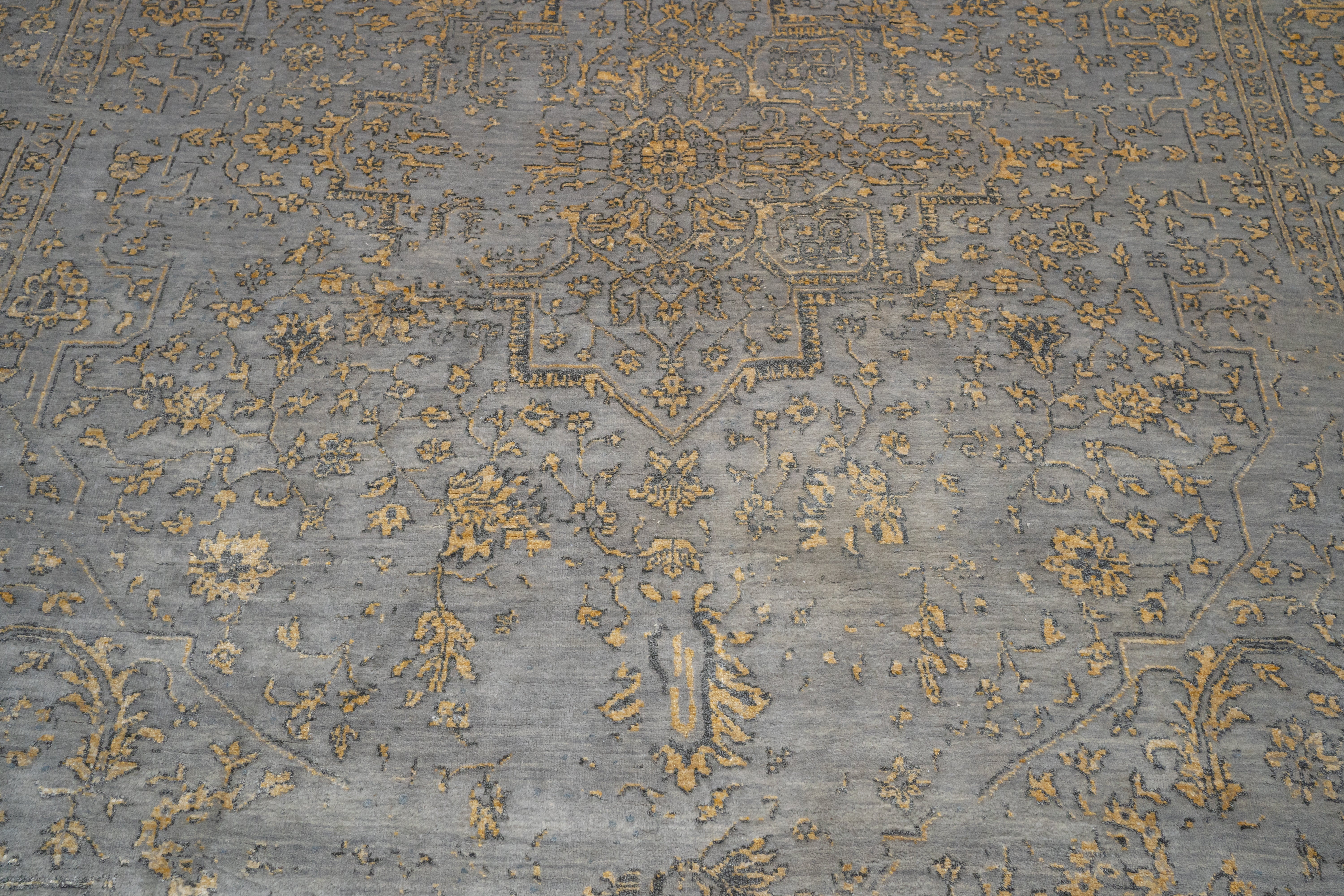 Handknotted Rug DIA- 1367 SERAPI Old Silver & Brown Yellow