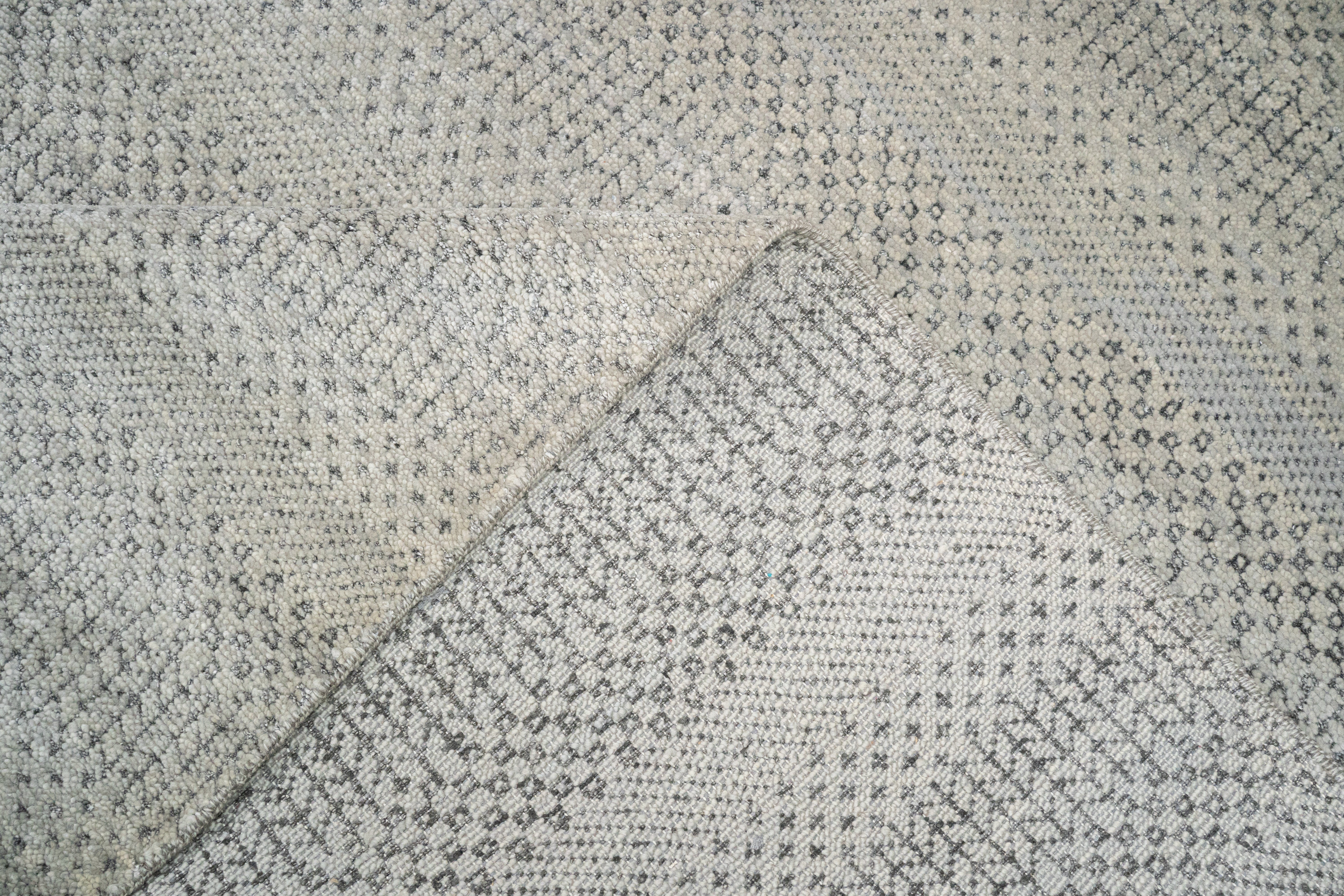 Handknotted Carpet DIA- 1396 MCN, Silver & Black