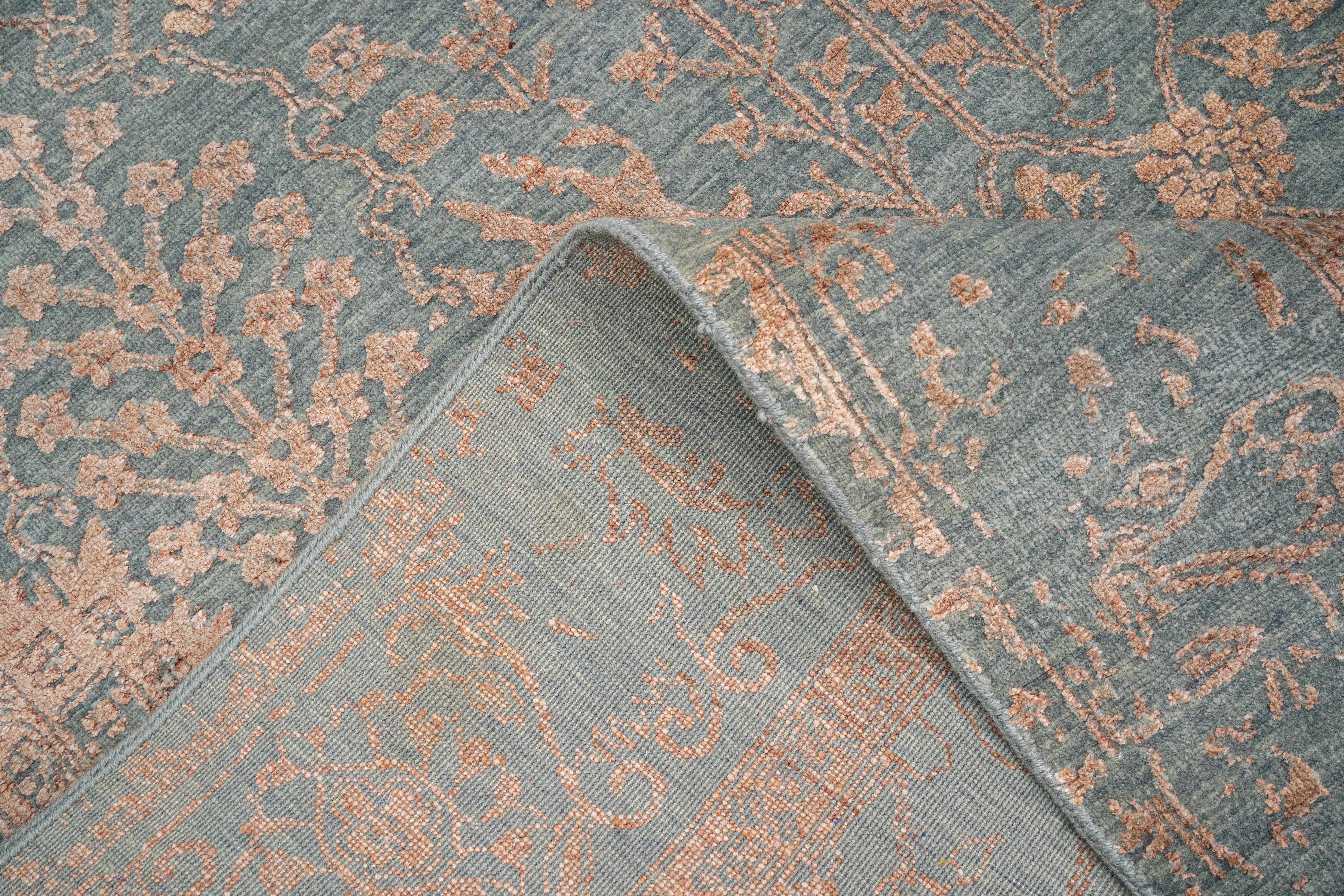 Handknotted Carpet, DIA - 14-02 VASE 3, Quick Silver & French Beige