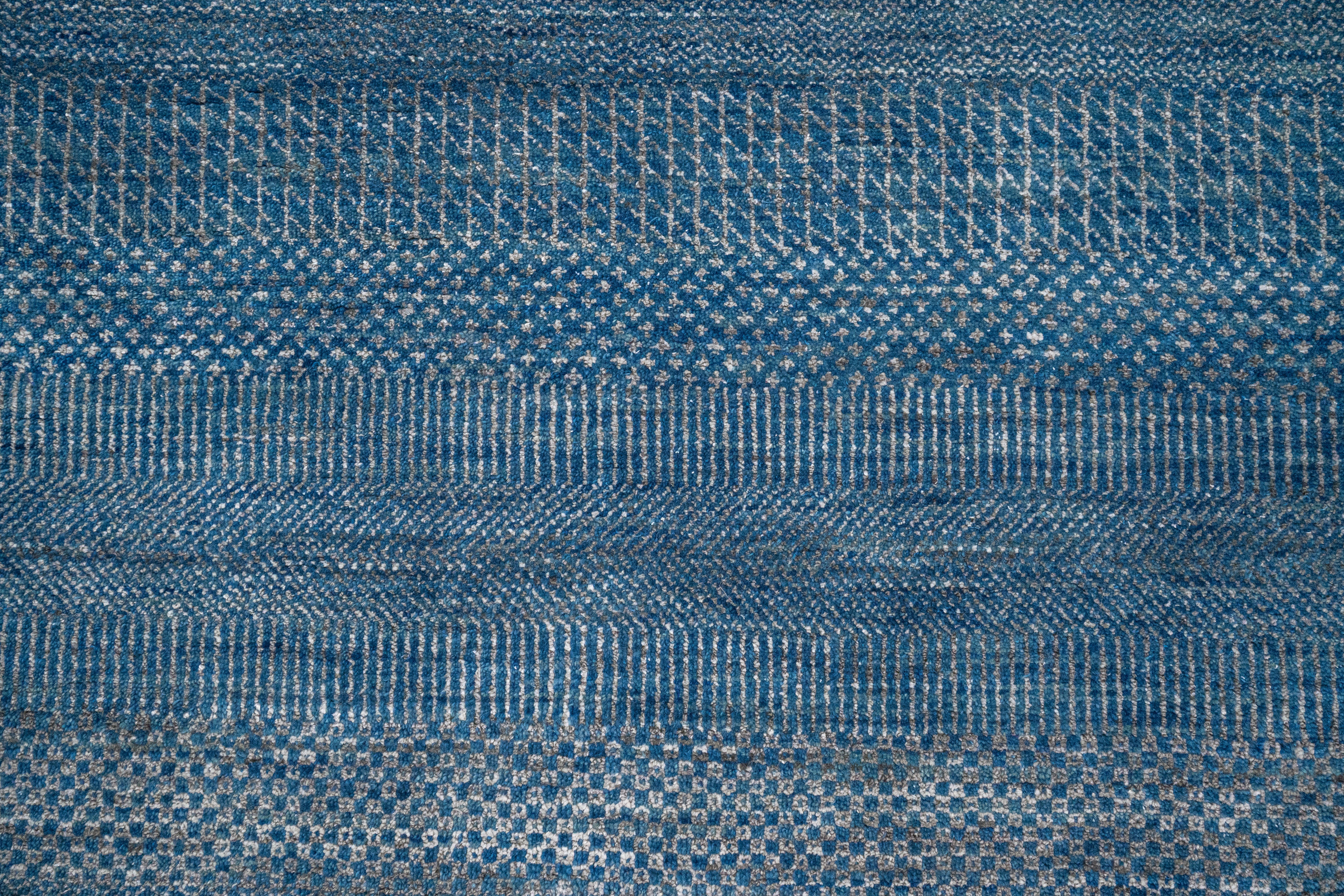 Handknotted Carpet DIA- 1499 MCN,  Metallic Blue & Silver