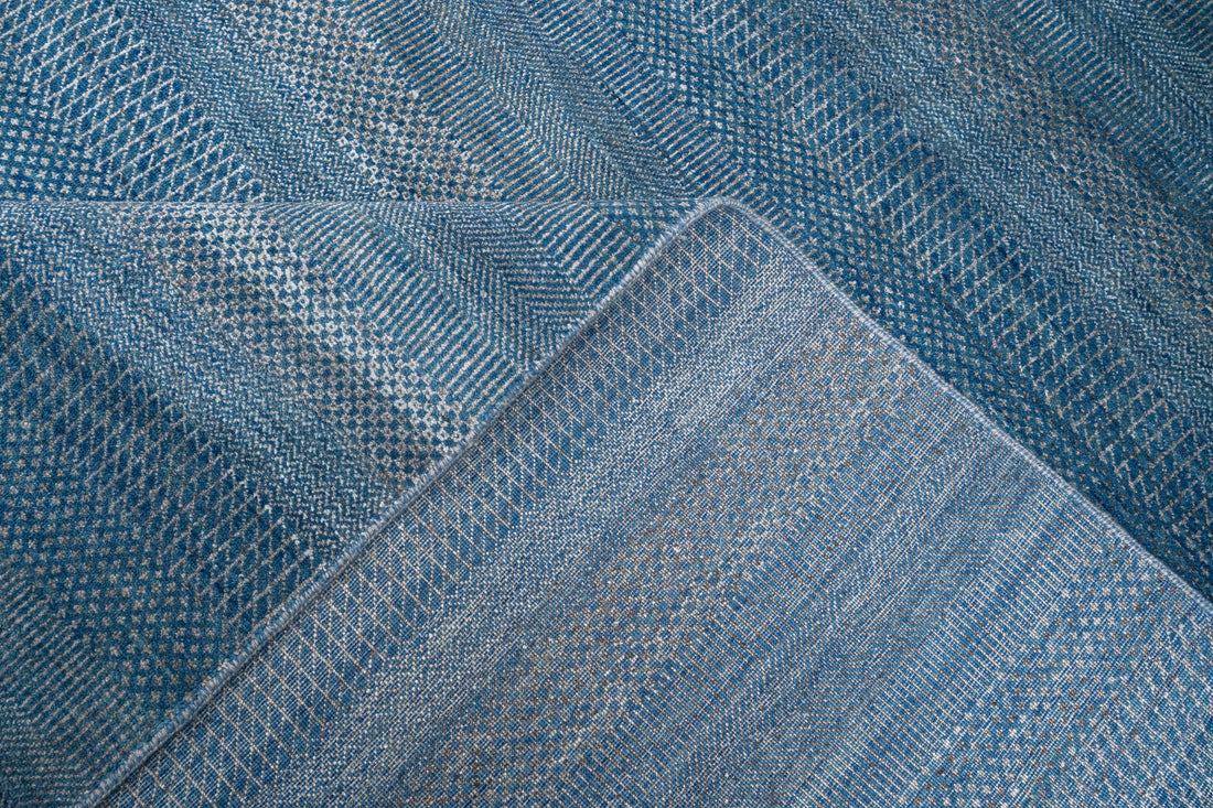 Handknotted Carpet DIA- 1499 MCN,  Metallic Blue & Silver