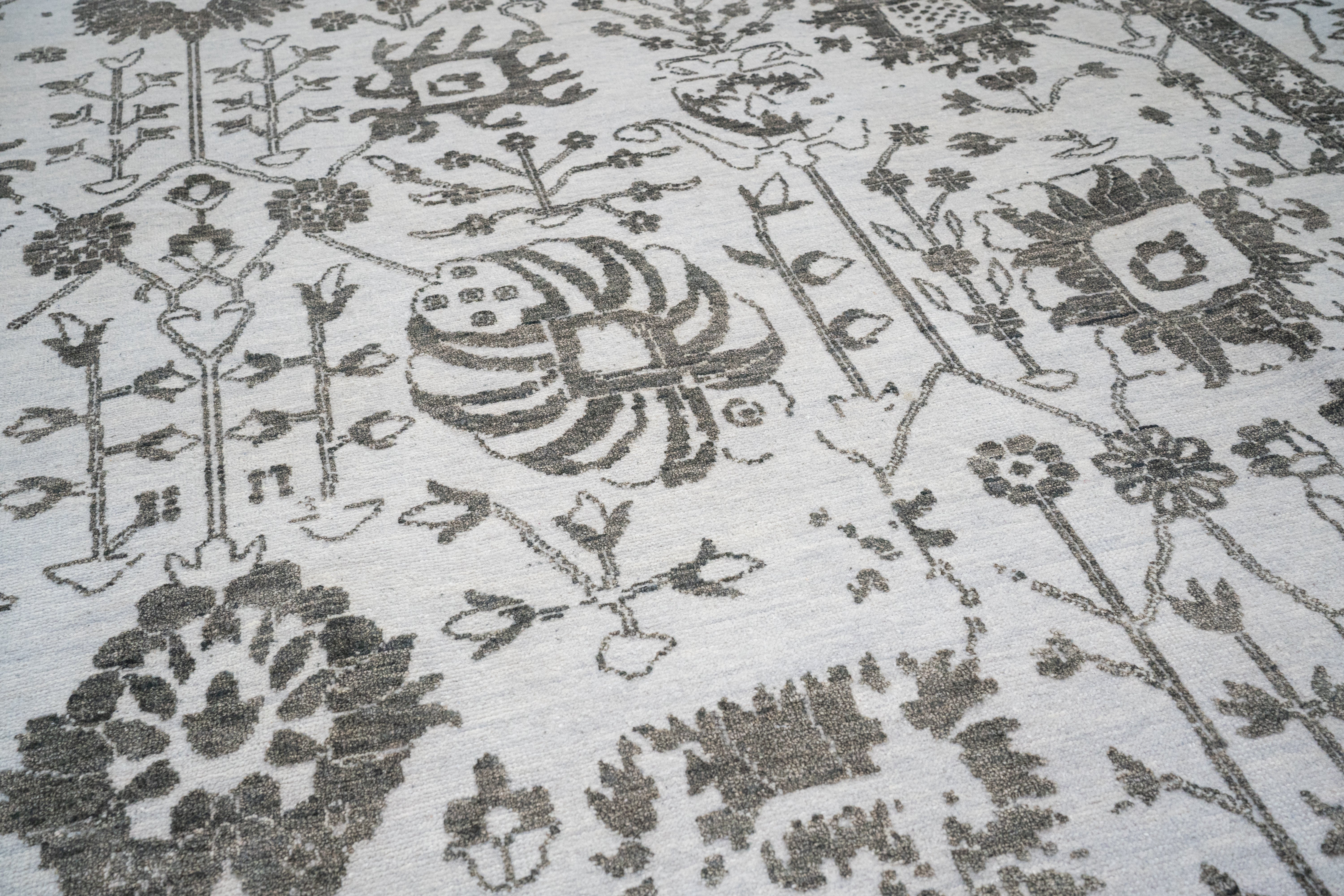 Handknotted Carpet, DIA- 1645 VASE 3, Chinese White & Davy's Grey