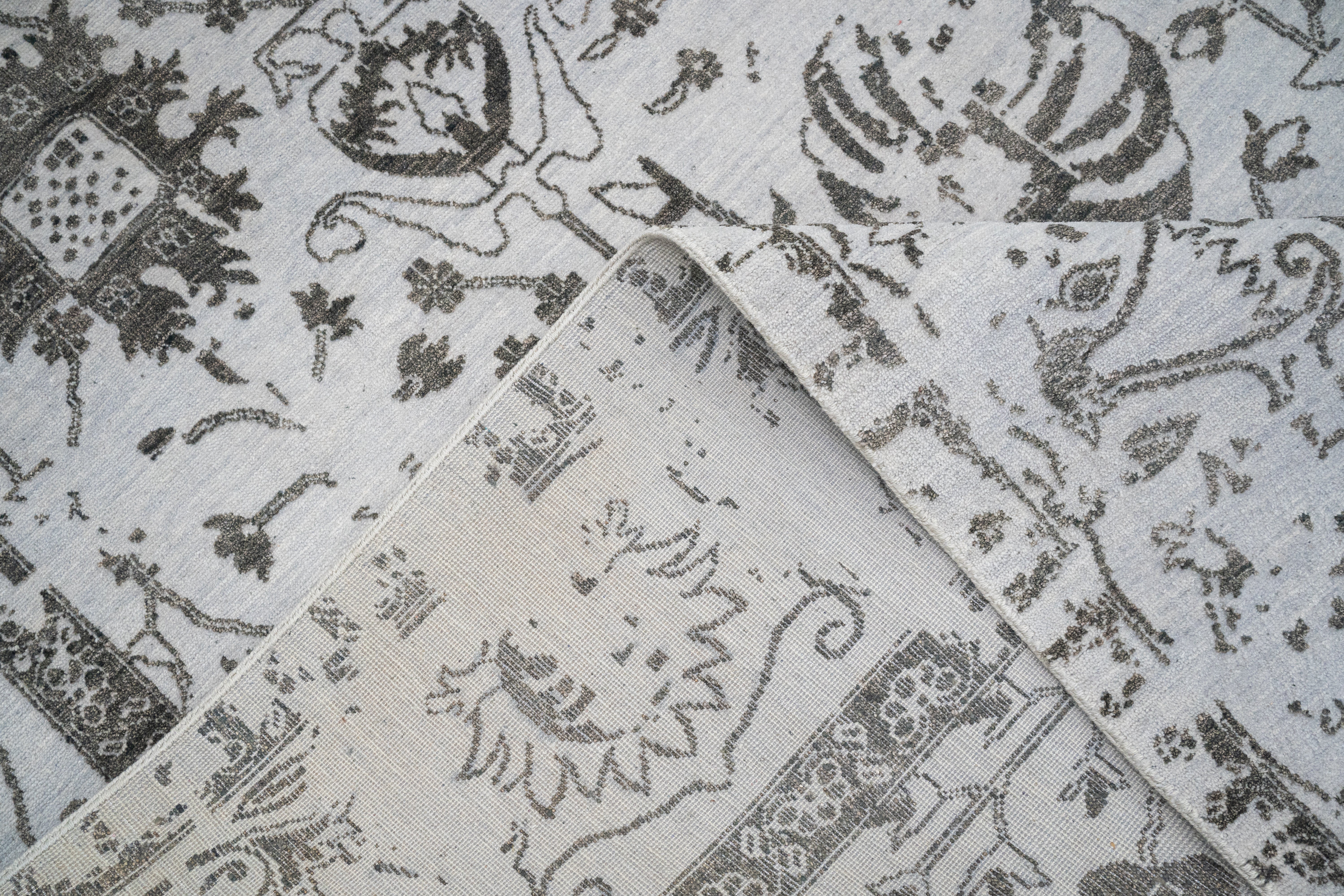 Handknotted Carpet, DIA- 1645 VASE 3, Chinese White & Davy's Grey