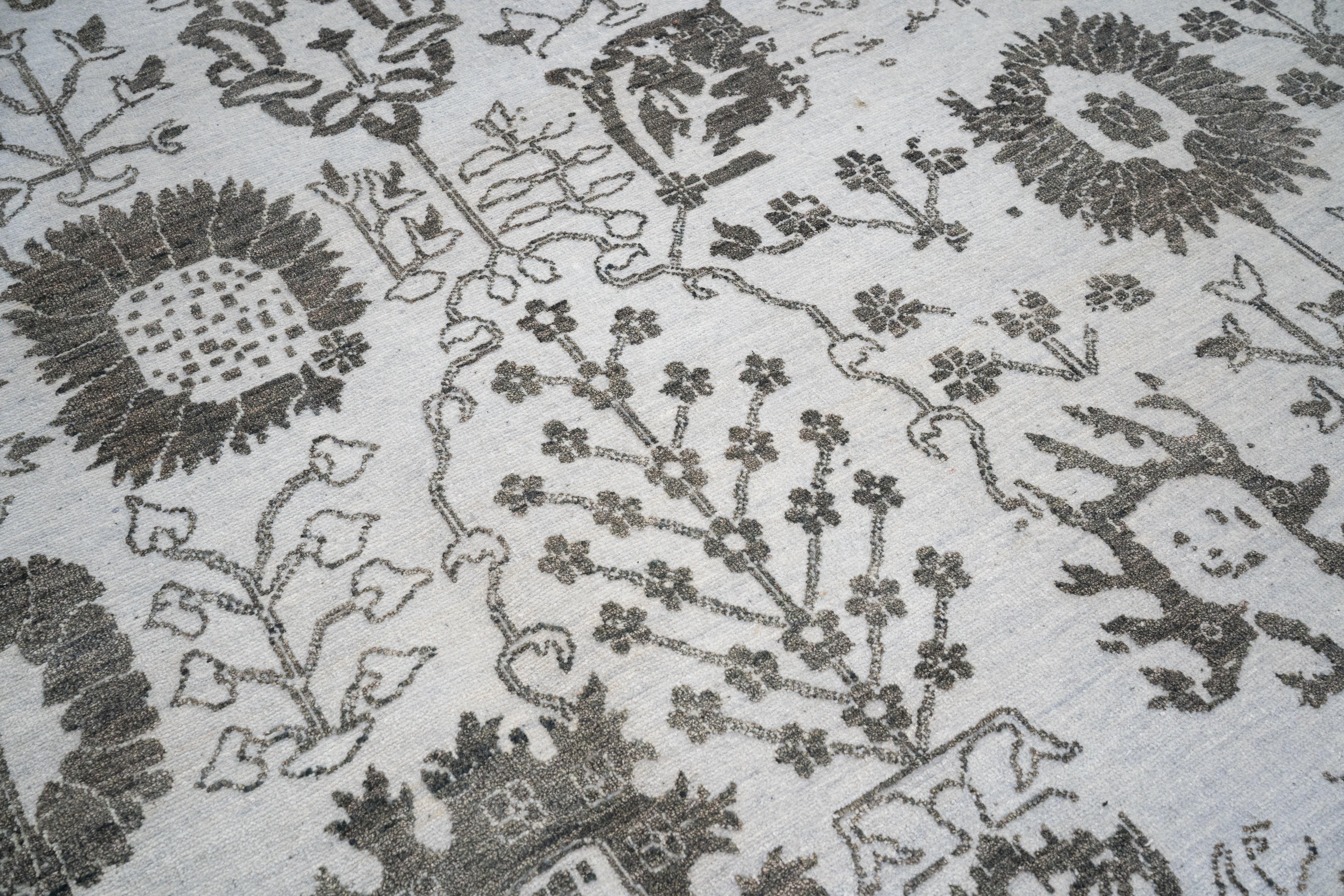 Handknotted Carpet, DIA- 1645 VASE 3, Chinese White & Davy's Grey