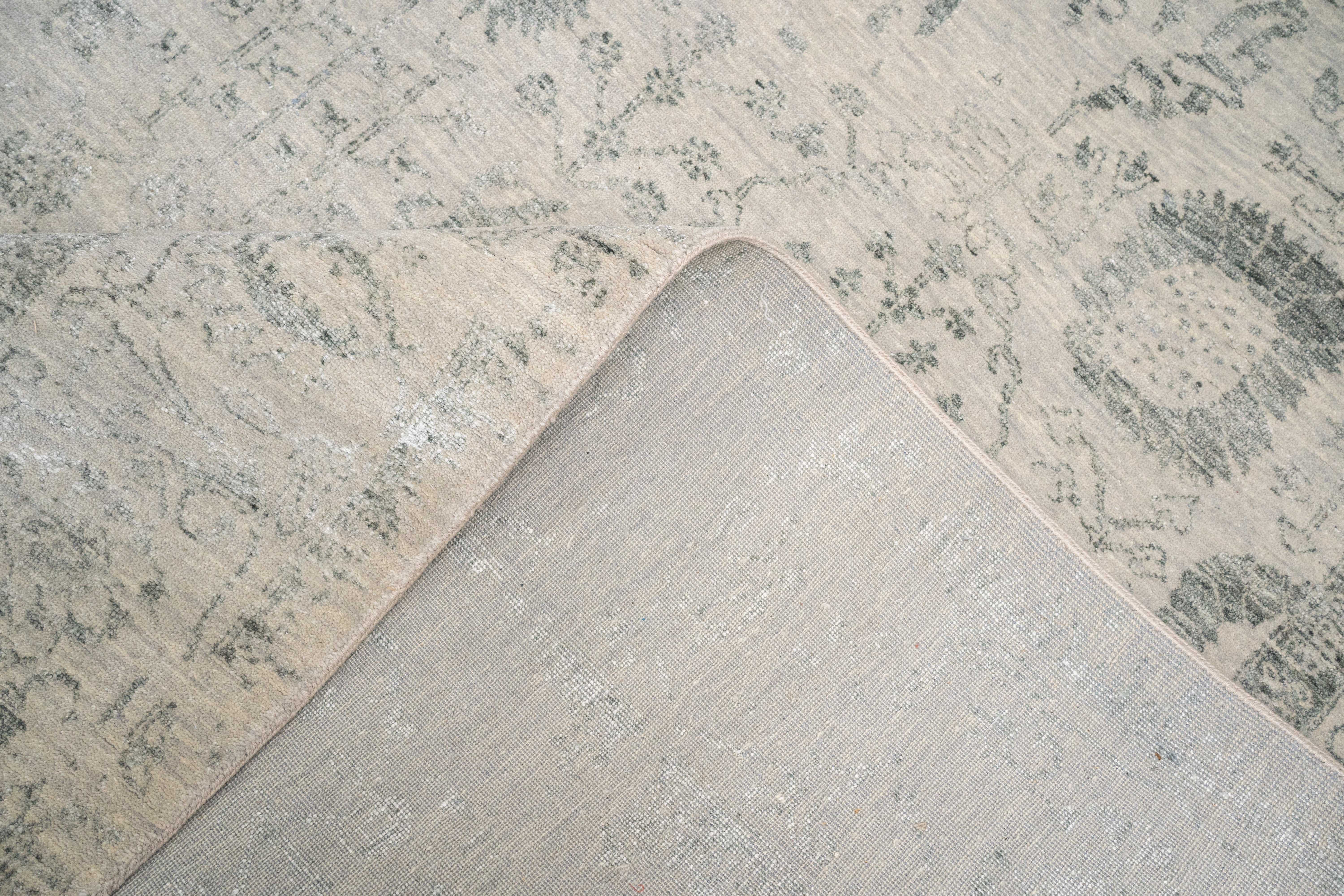 Handknotted Carpet, DIA - 1679 VASE 3 Silver Black