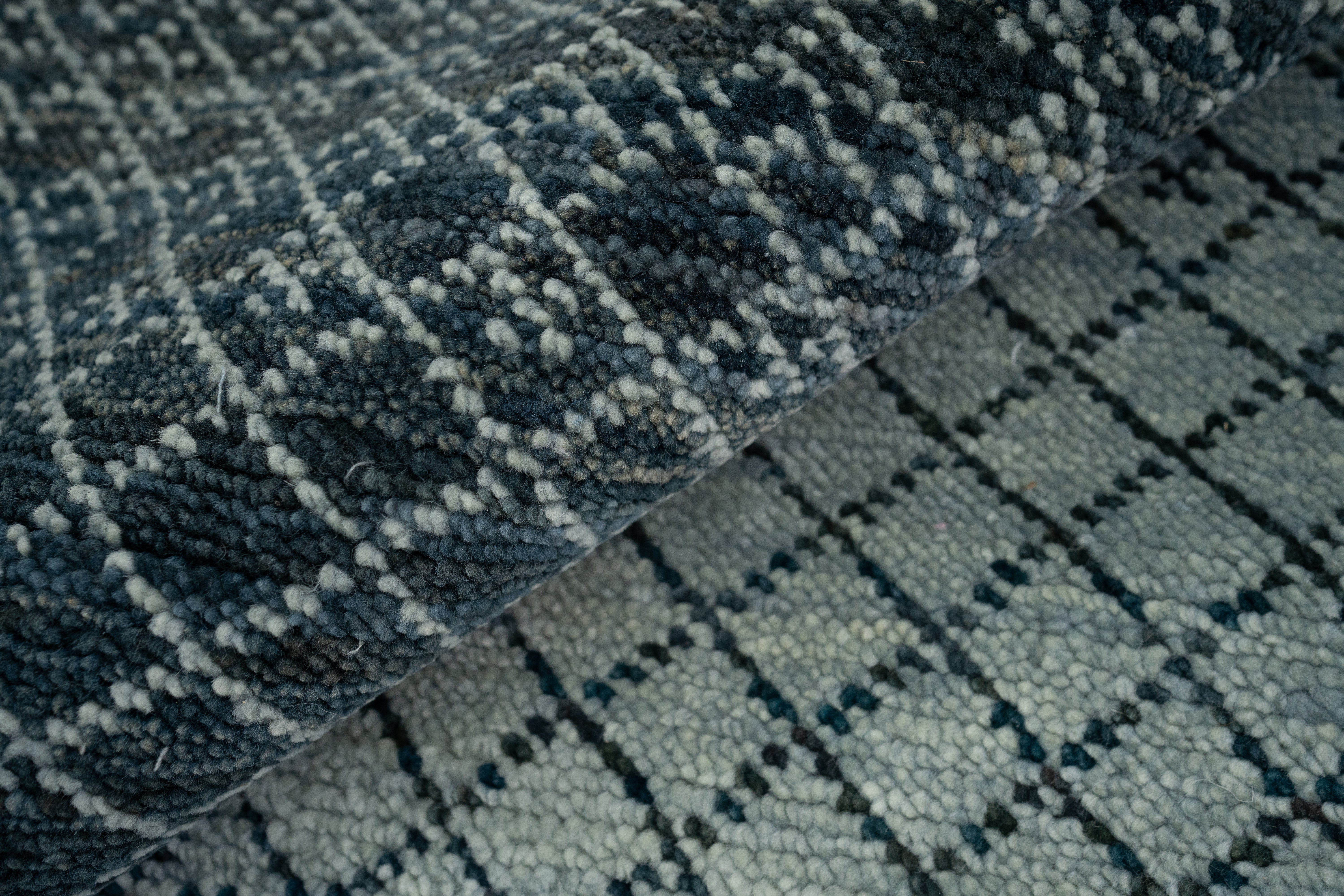 Handknotted Carpet DIA- 3439