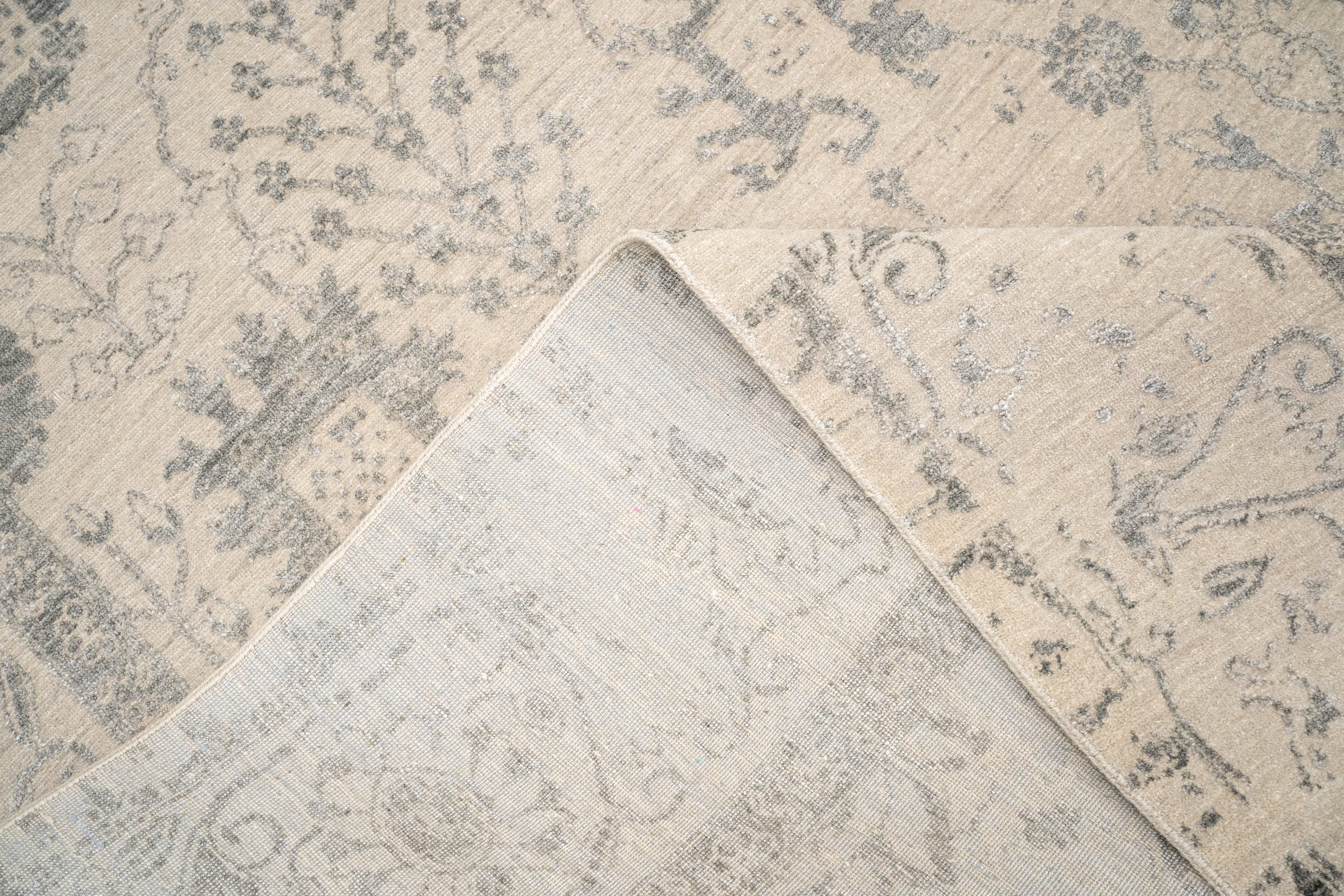 Handknotted Carpet, DIA- 3458 VASE 3, Bone & Gray