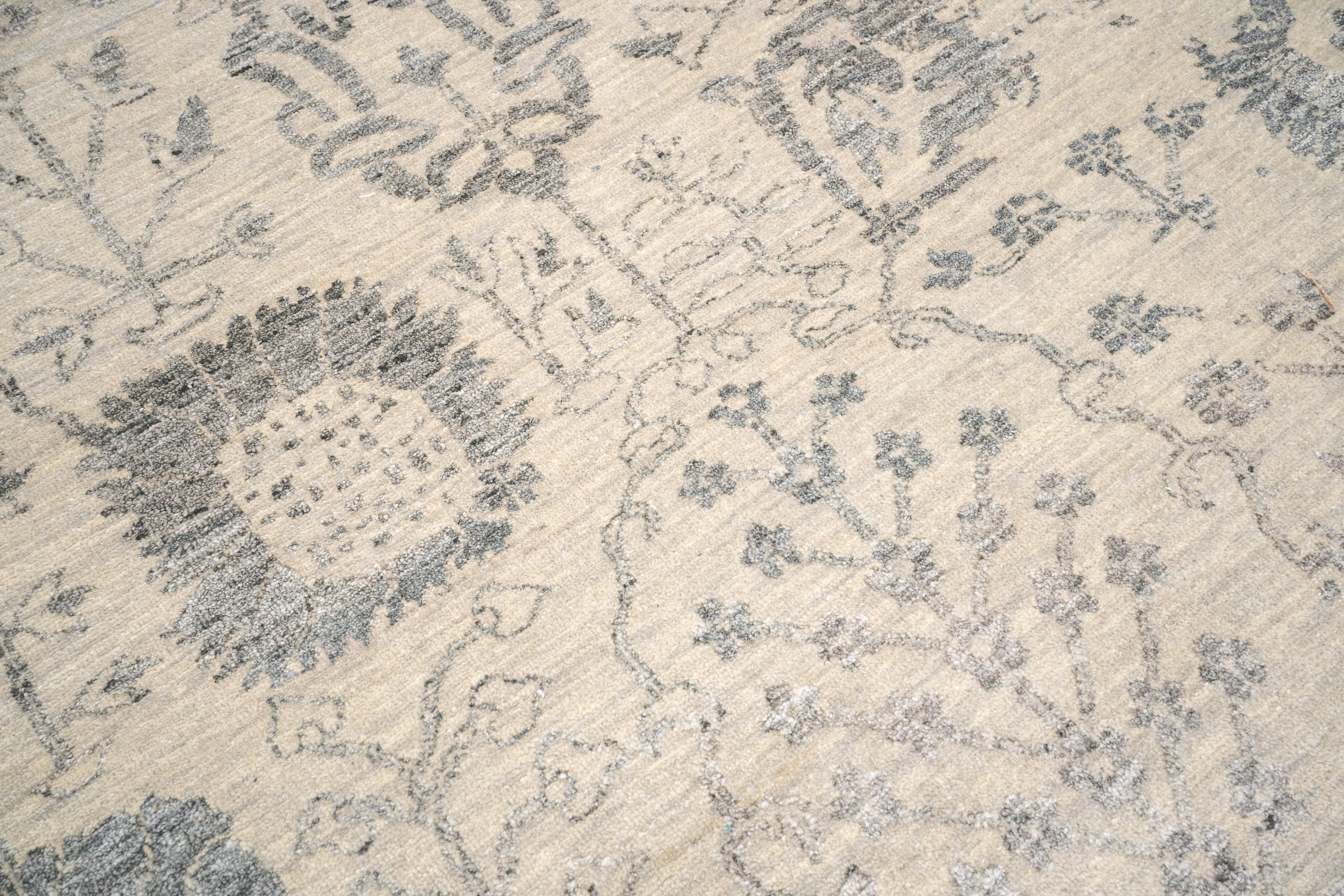 Handknotted Carpet, DIA- 3473 VASE 3, SILVER & BLACK