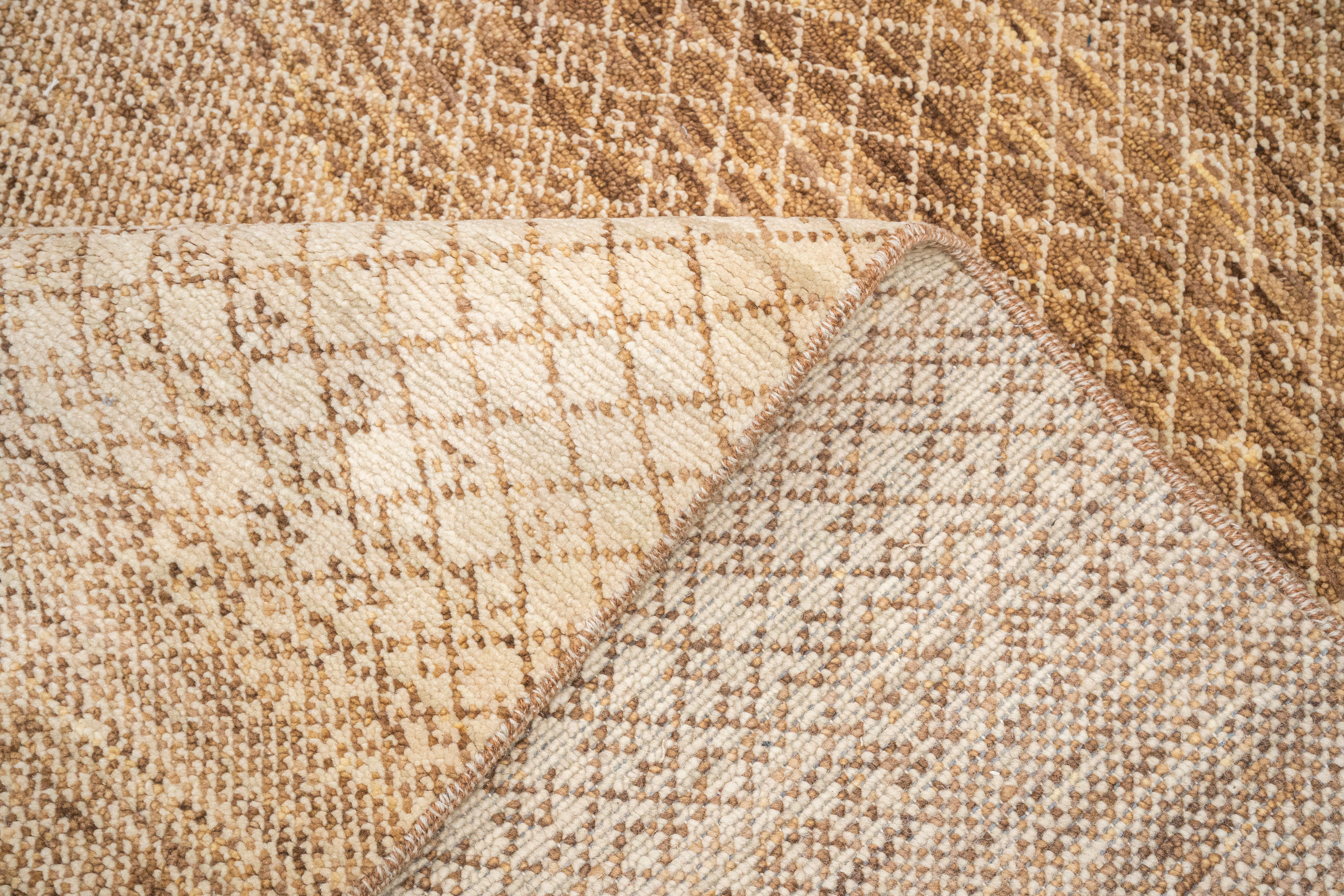 Handknotted Carpet, DIA- 3537 DCM, Raw Umber & Pearl