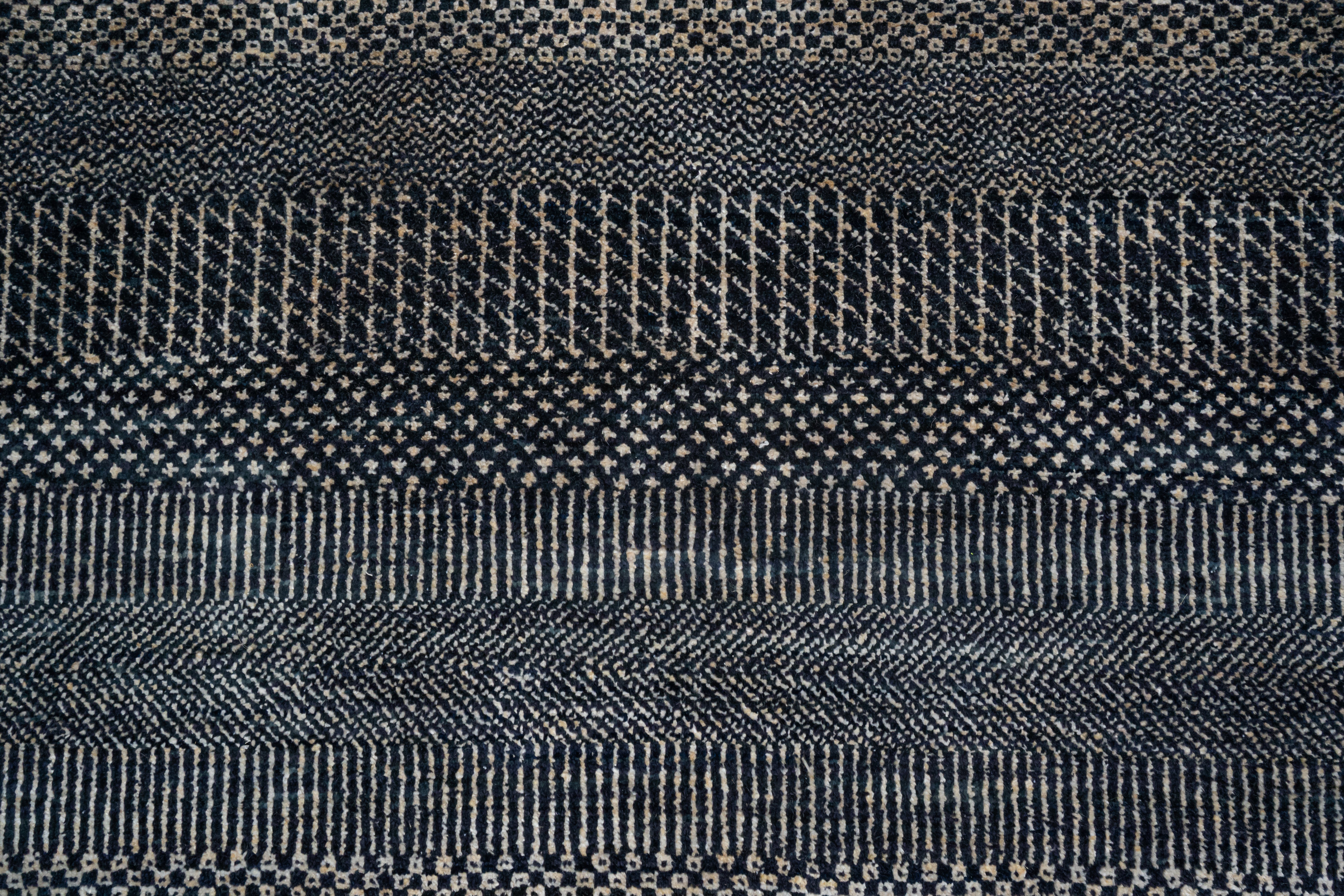 Handknotted Rug  DIA- 37 MCN Gunmetal & Grullo