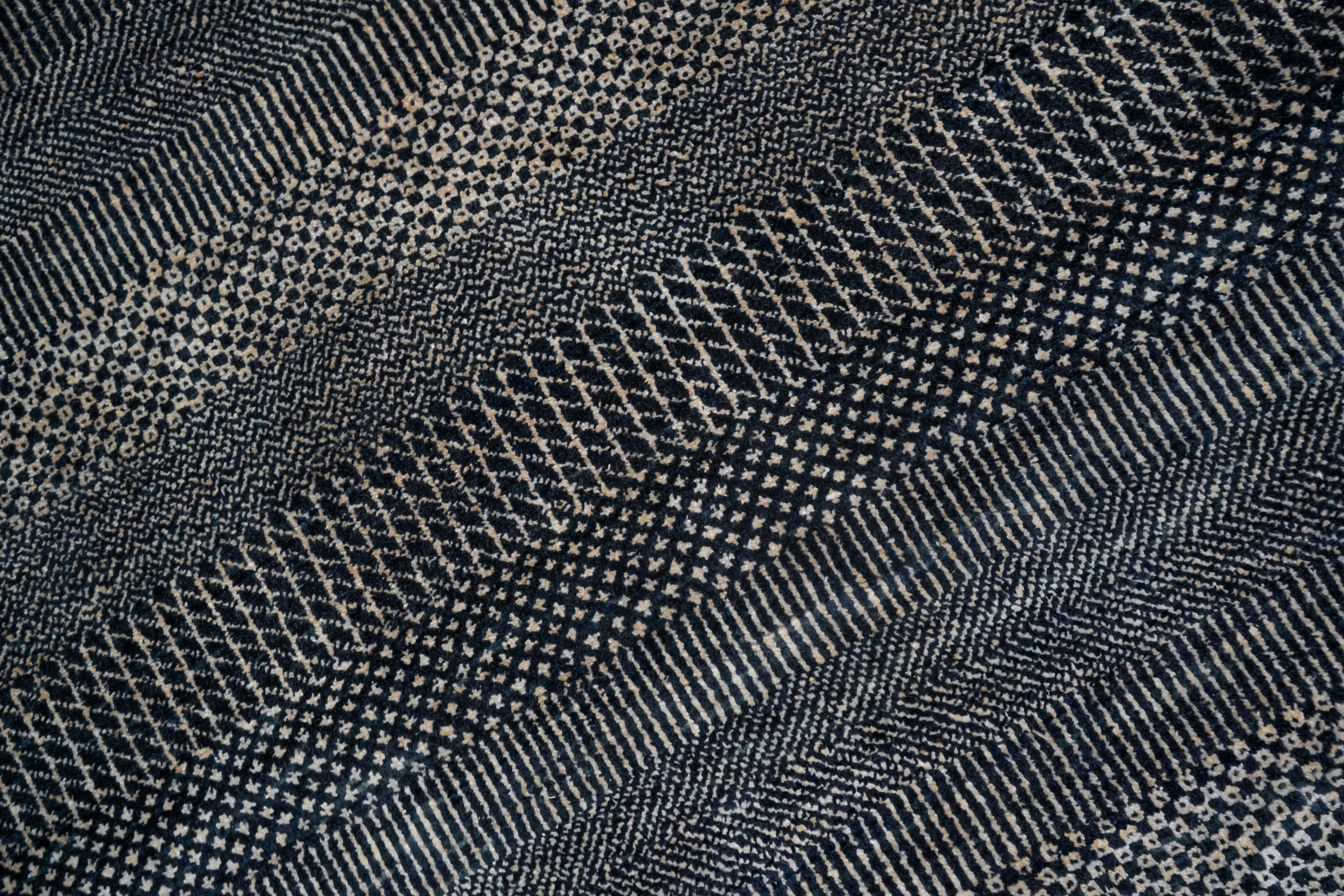 Handknotted Rug  DIA- 37 MCN Gunmetal & Grullo