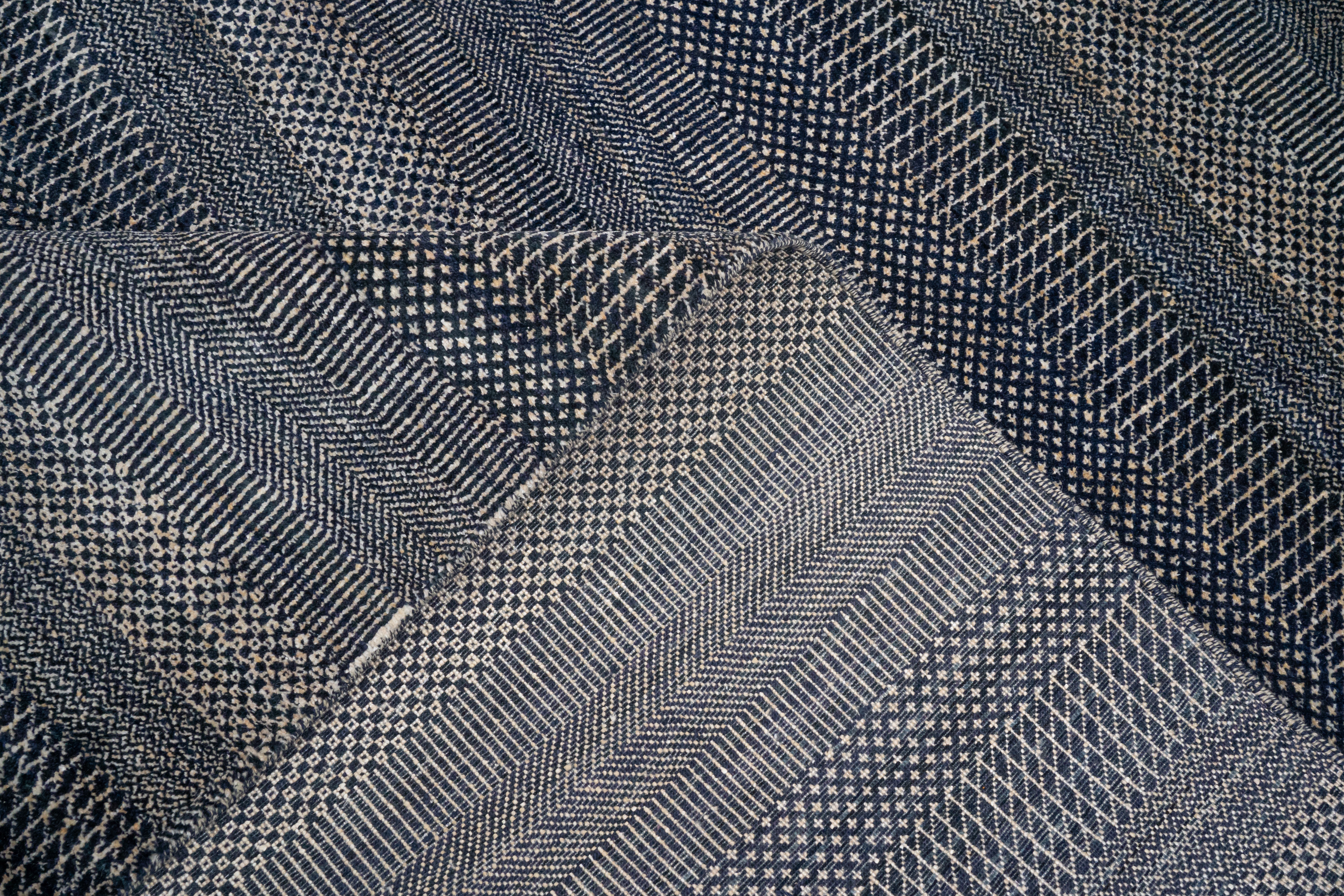 Handknotted Rug  DIA- 37 MCN Gunmetal & Grullo