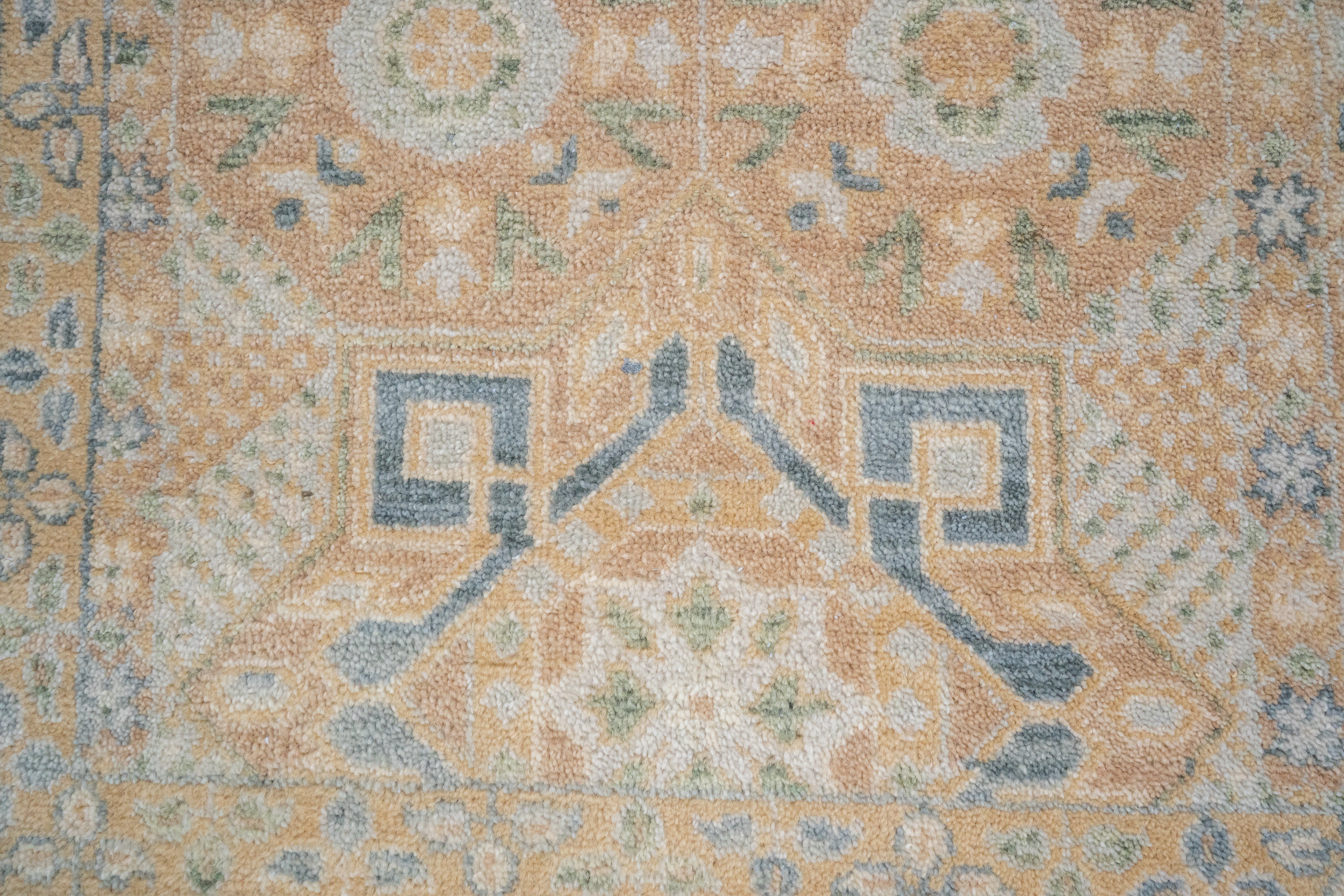 Handknotted Carpet DIA- 39 MAMLUK, Pale Taupe, Pale Silver, Nickel & Dolphin Gray